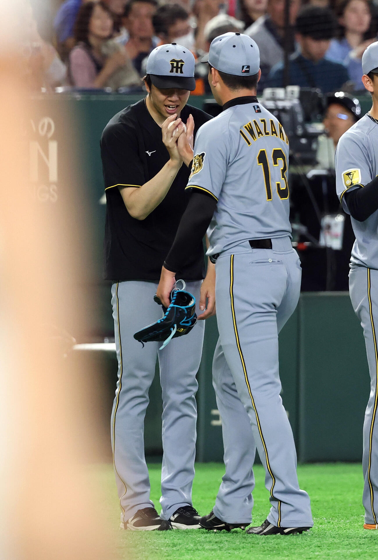 巨人対阪神　勝利投手の阪神才木浩人は岩崎優からウイニングボールを受け取る（撮影・浅見桂子）