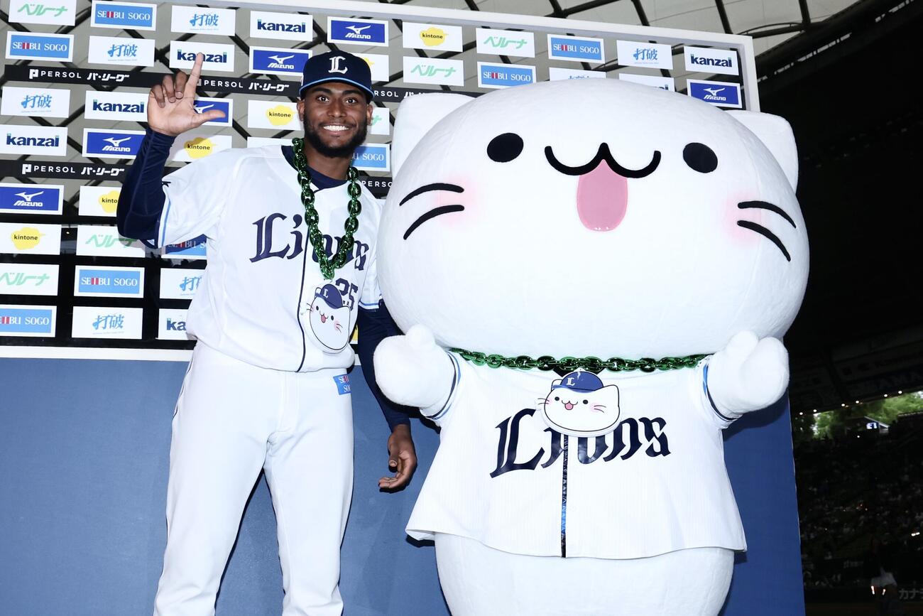 西武対オリックス　オリックスに勝利し、べるーにゃ（右）と写真に納まるカナリオ（撮影・河田真司）