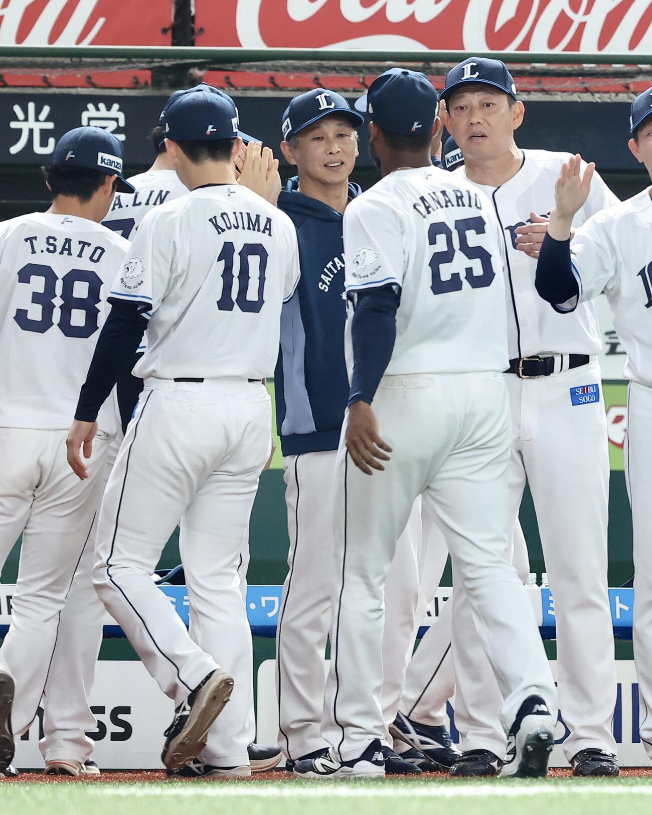 西武対オリックス　オリックスに勝利しナインを迎える西口文也監督（撮影・河田真司）