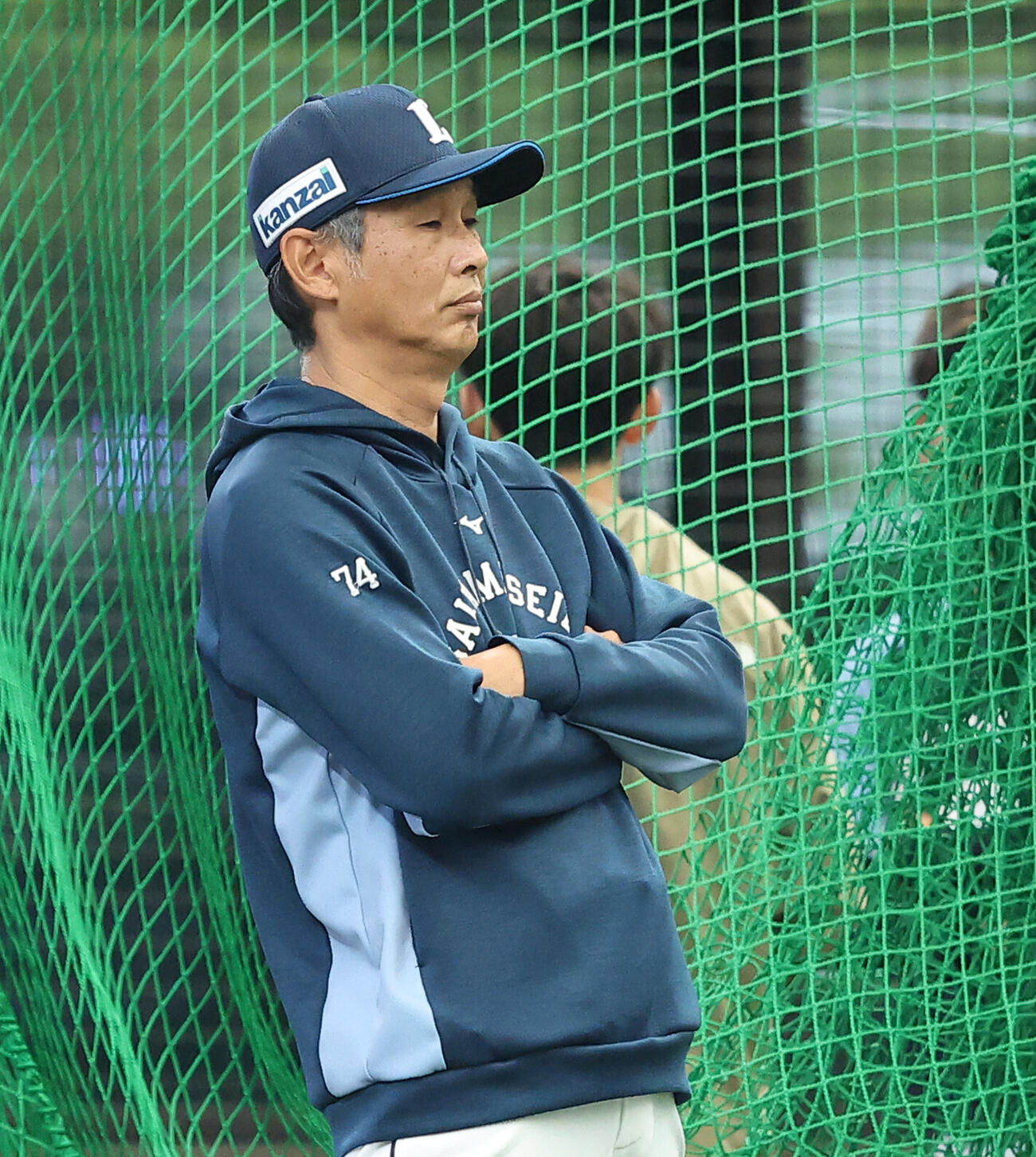 西武対オリックス　試合前、練習を見守る西武西口文也監督（撮影・河田真司）