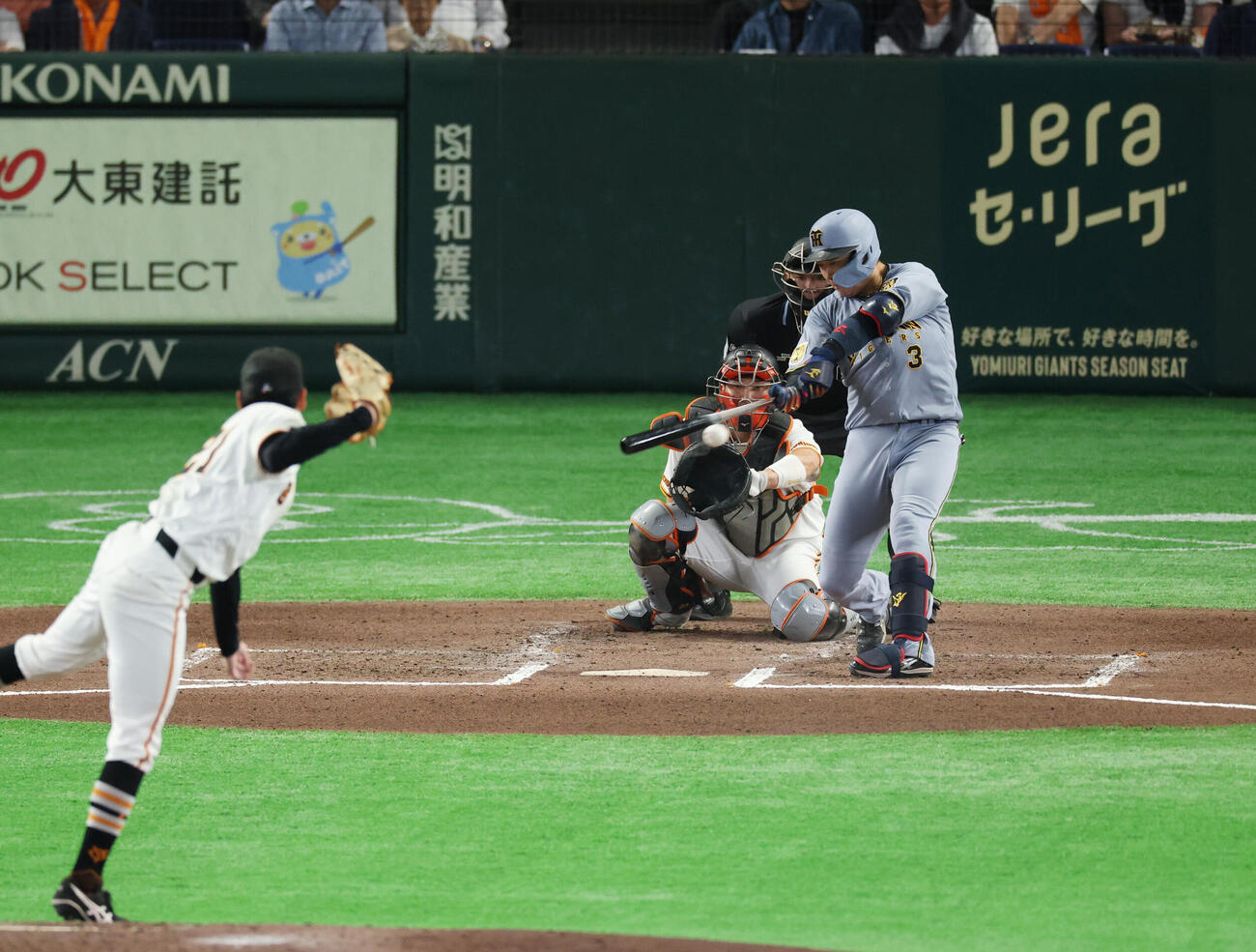 巨人対阪神　6回表阪神無死一、二塁、適時二塁打を放つ大山悠輔。投手は竹丸和幸（撮影・増田悦実）＝2026年5月24日