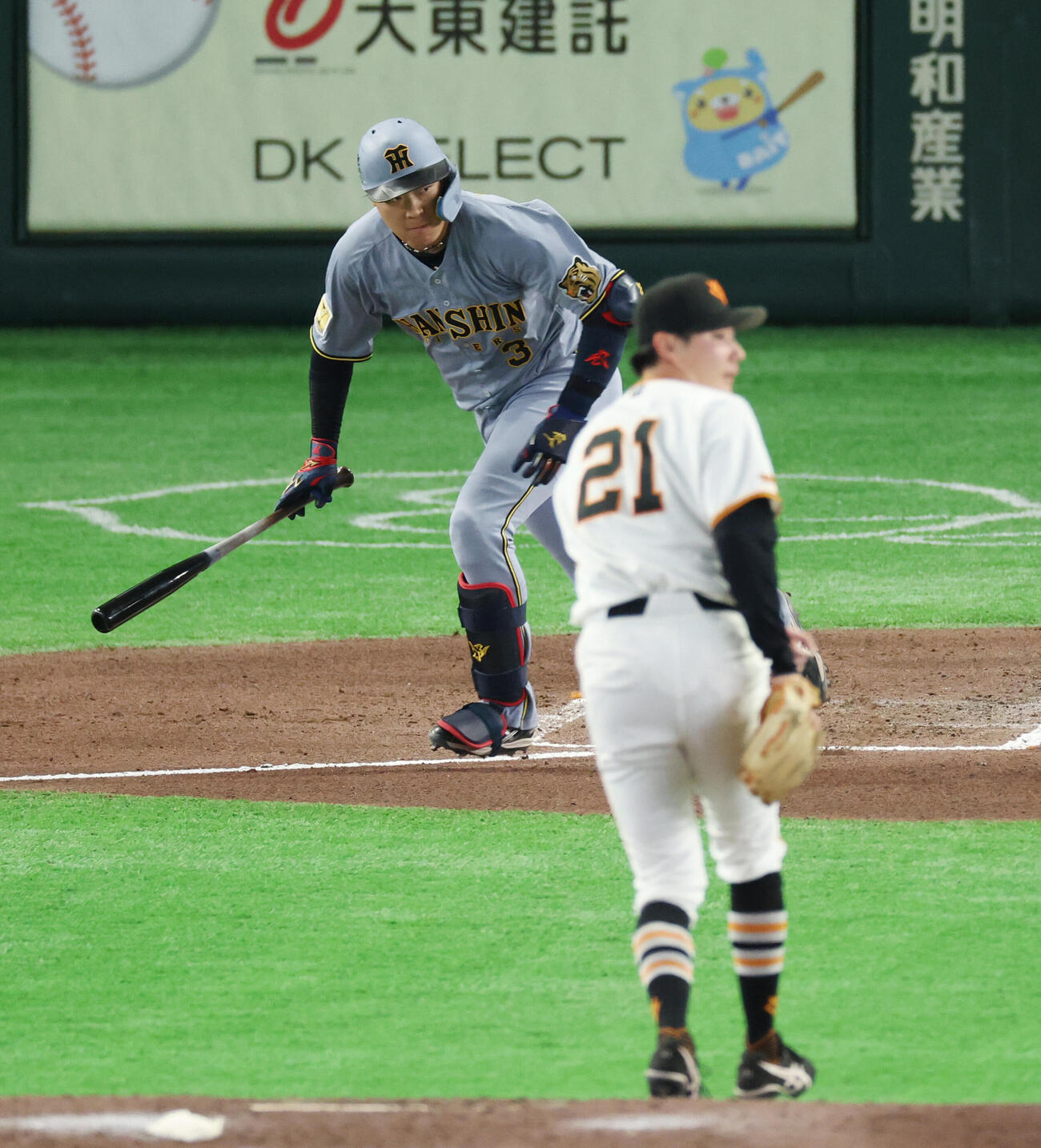 巨人対阪神　6回表阪神無死一、二塁、適時二塁打を放つ大山悠輔。投手は竹丸和幸（撮影・増田悦実）＝2026年5月24日