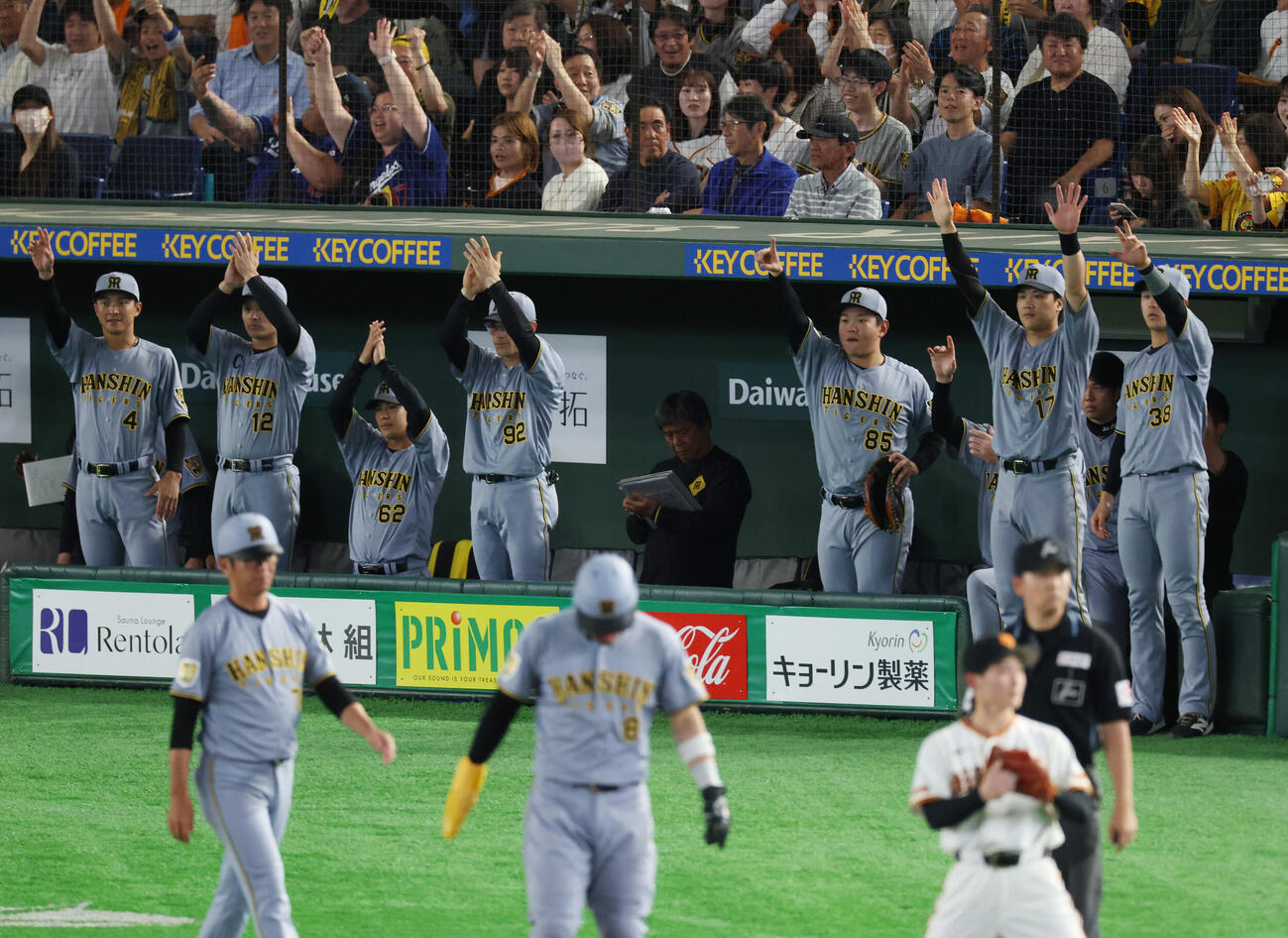 巨人対阪神　6回表阪神無死一、二塁、大山悠輔の適時二塁打に喜ぶ阪神ナイン（撮影・増田悦実）＝2026年5月24日
