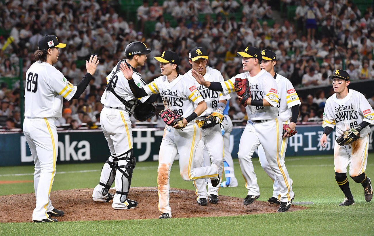 ソフトバンク対日本ハム　日本ハムに勝利し、笑顔でタッチを交わすソフトバンクナイン（撮影・岩下翔太）