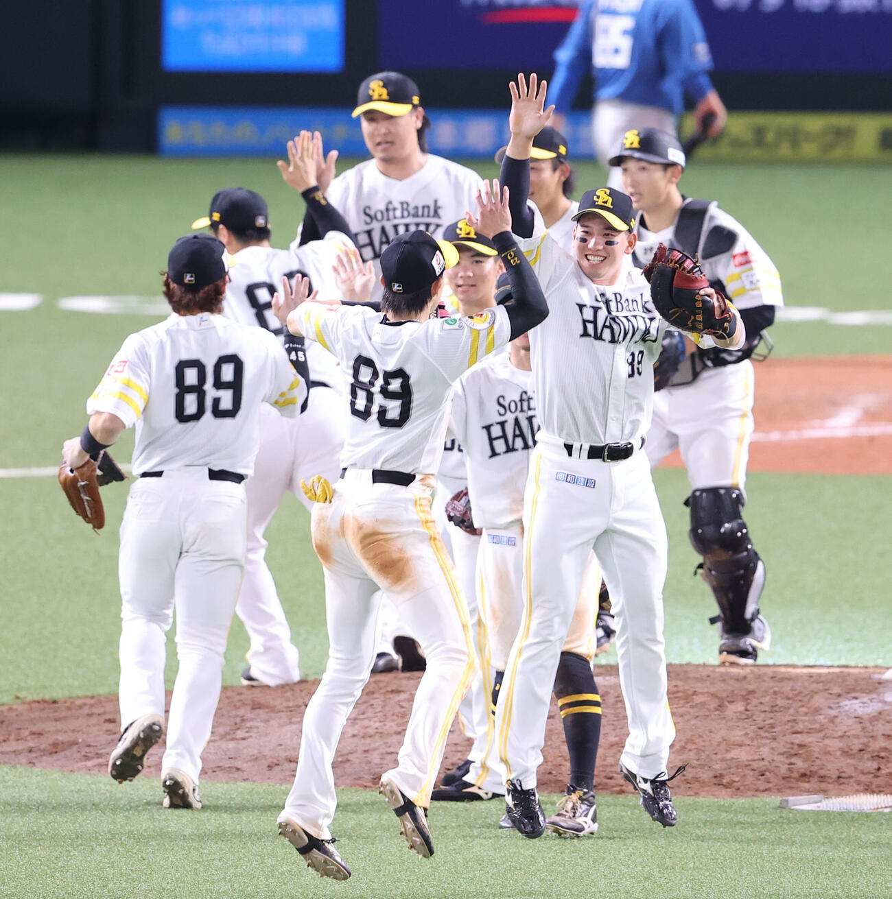 ソフトバンク対日本ハム　日本ハムに勝利を飾ったソフトバンクナインはハイタッチで喜ぶ（撮影・梅根麻紀）