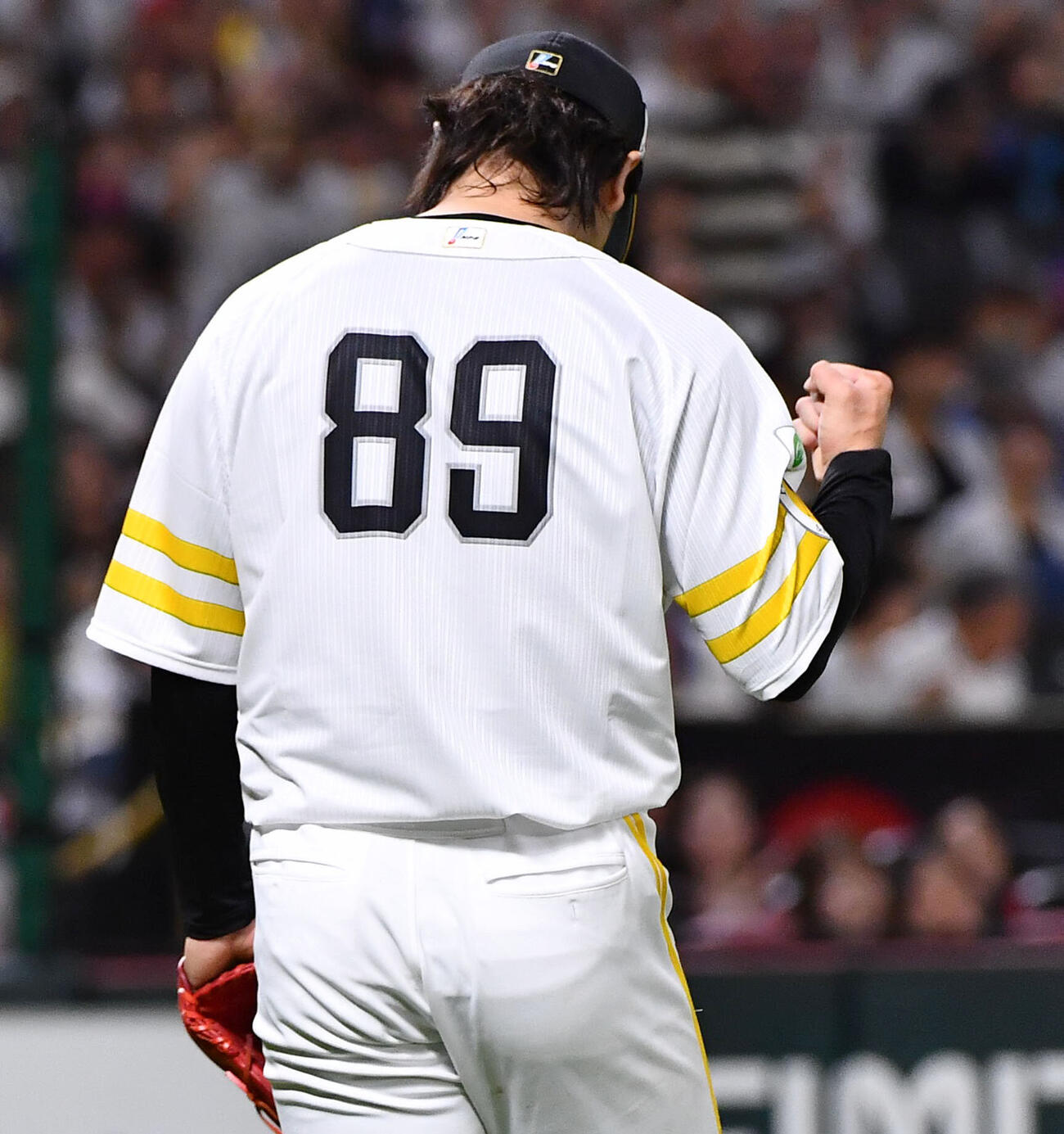ソフトバンク対日本ハム　日本ハムに勝利し、試合を締めた杉山一樹はガッツポーズする（撮影・岩下翔太）