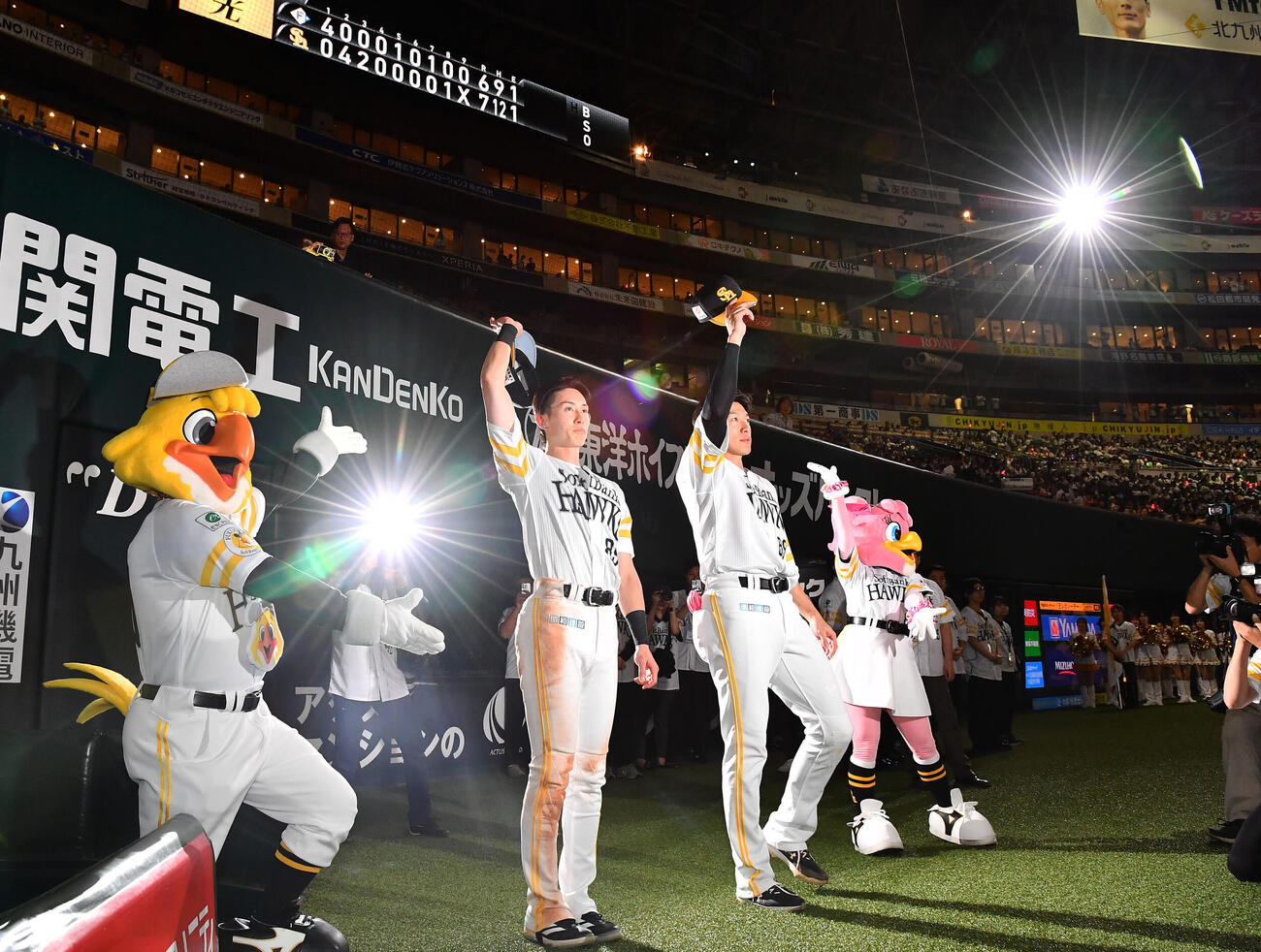ソフトバンク対日本ハム　日本ハムに勝利し、ファンに手を振るソフトバンク周東佑京（左）と柳田悠岐（撮影・岩下翔太）
