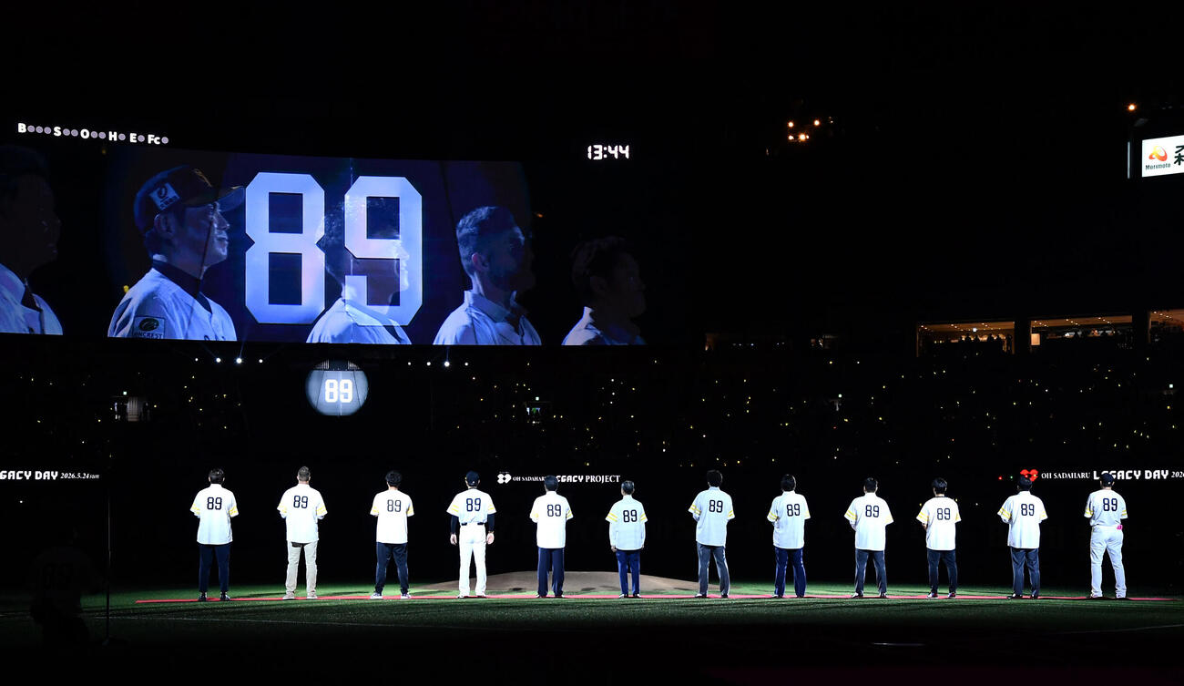 ソフトバンク対日本ハム　「OH SADAHARU LEGACY DAY」イベントの試合前セレモニーで、バックスクリーン下のモニュメントが披露される（撮影・岩下翔太）
