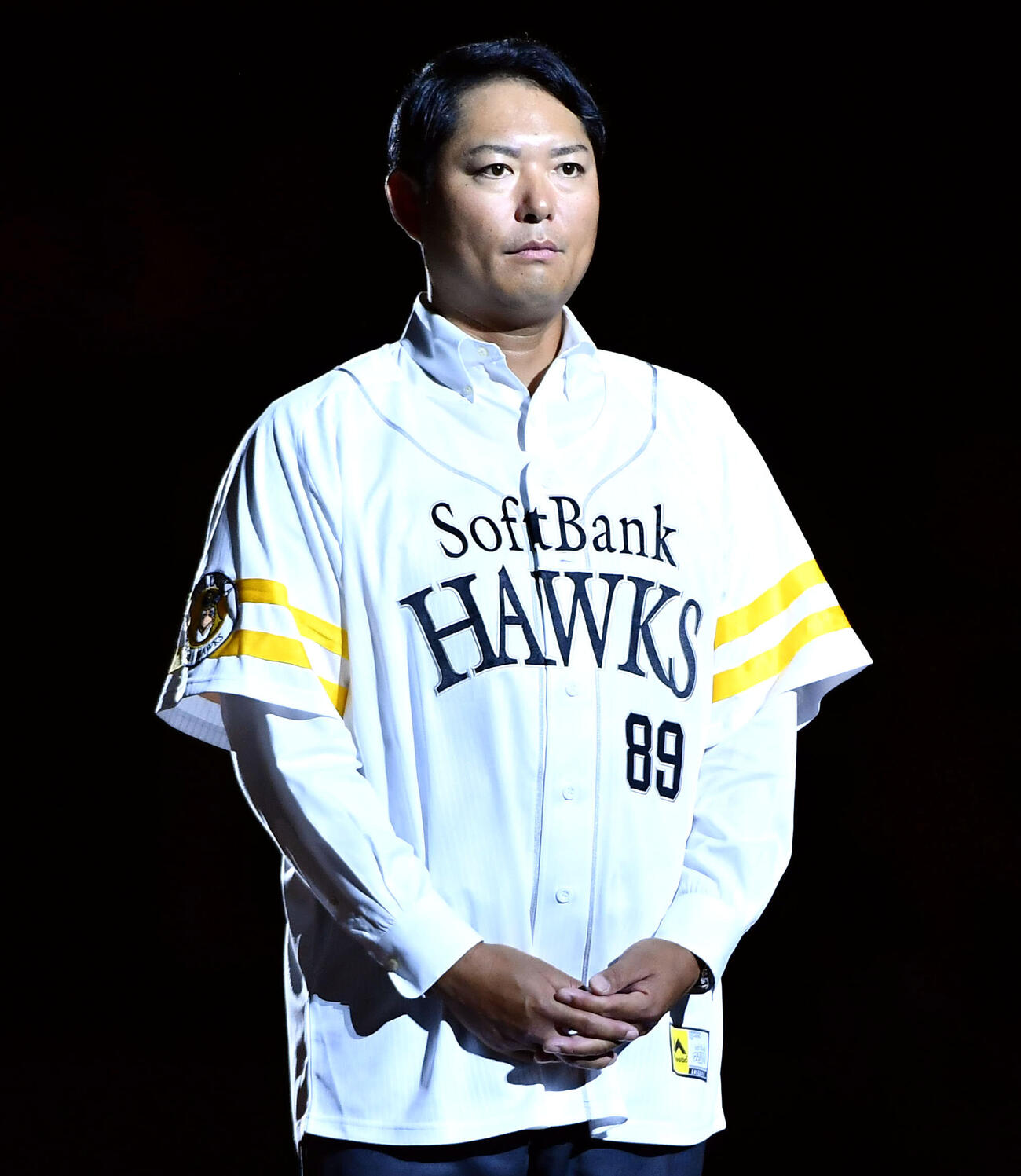 ソフトバンク対日本ハム　「OH SADAHARU LEGACY DAY」イベントの試合前セレモニーで、背番号89の特別ユニホームを着る摂津正氏（撮影・岩下翔太）