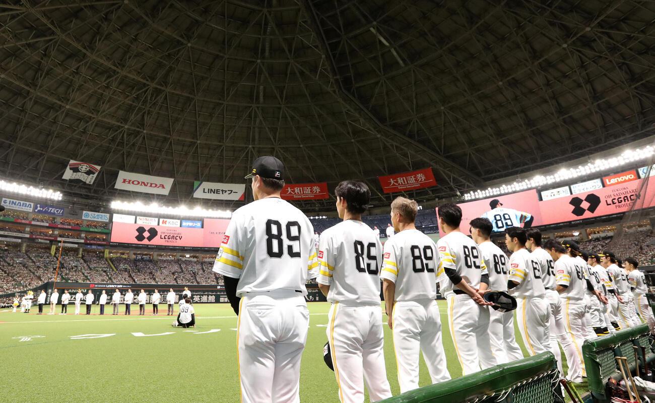 ソフトバンク対日本ハム　試合前、背番号89の特別ユニホームを着てベンチ前に整列するソフトバンクナイン