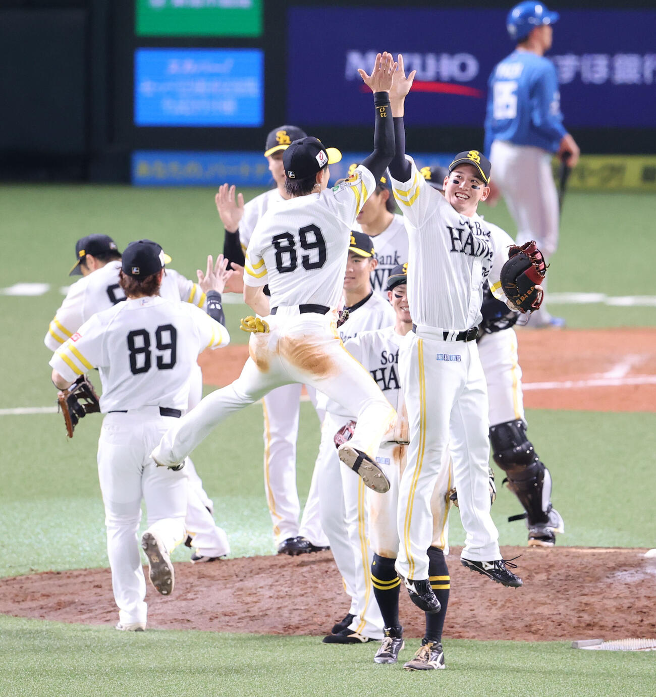 ソフトバンク対日本ハム　日本ハムに勝利を飾ったソフトバンクナインはハイタッチで喜ぶ（撮影・梅根麻紀）