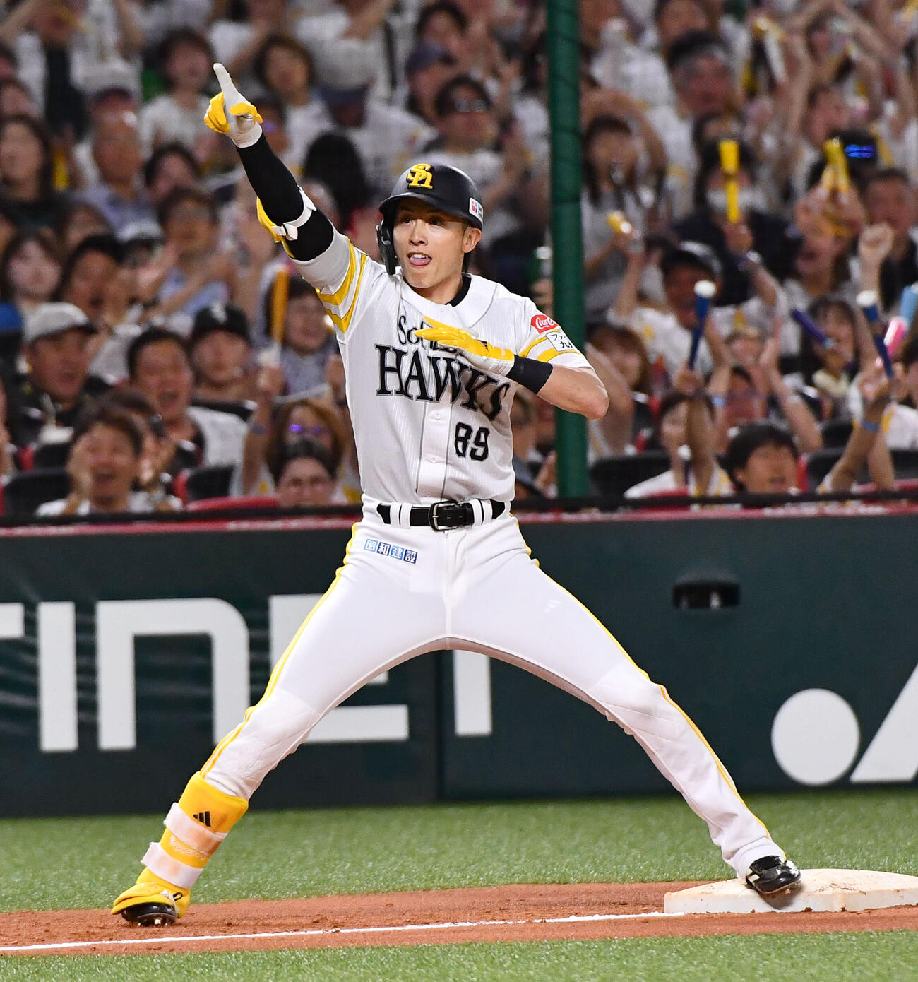 ソフトバンク対日本ハム　2回裏ソフトバンク2死満塁、同点に追いつく3点適時三塁打を放ち、ベンチに向かって指を突き上げる周東佑京（撮影・岩下翔太）