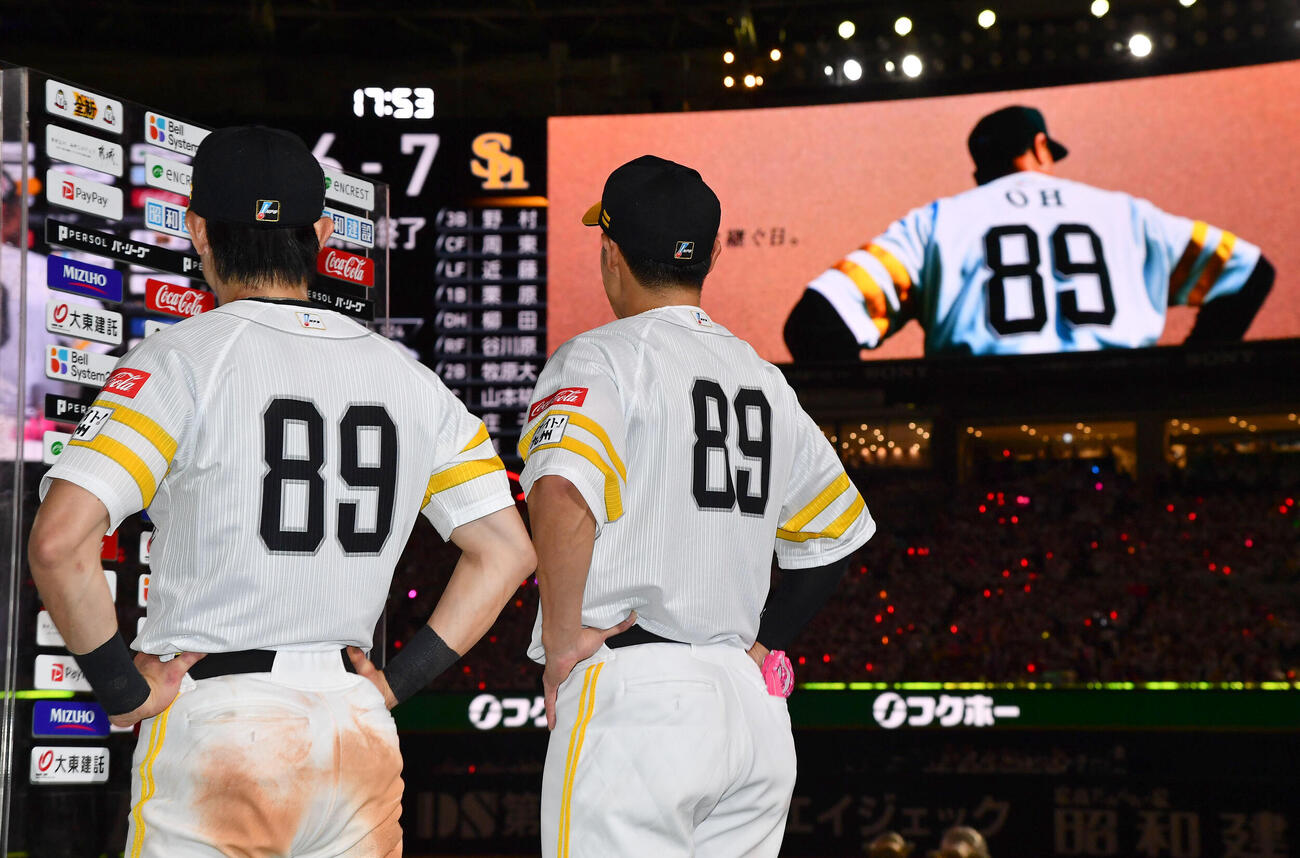 ソフトバンク対日本ハム　お立ち台で「OH SADAHARU LEGACY DAY」イベント特別ユニホームの背番号89を見せるソフトバンク周東佑京（左）と柳田悠岐（撮影・岩下翔太）