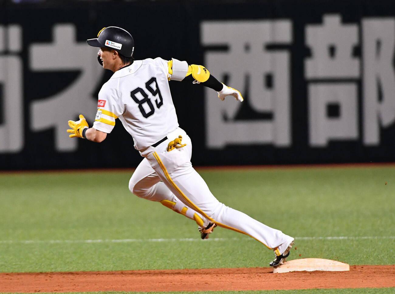 ソフトバンク対日本ハム　2回裏ソフトバンク2死満塁、同点に追いつく3点適時三塁打を放った周東佑京（撮影・岩下翔太）