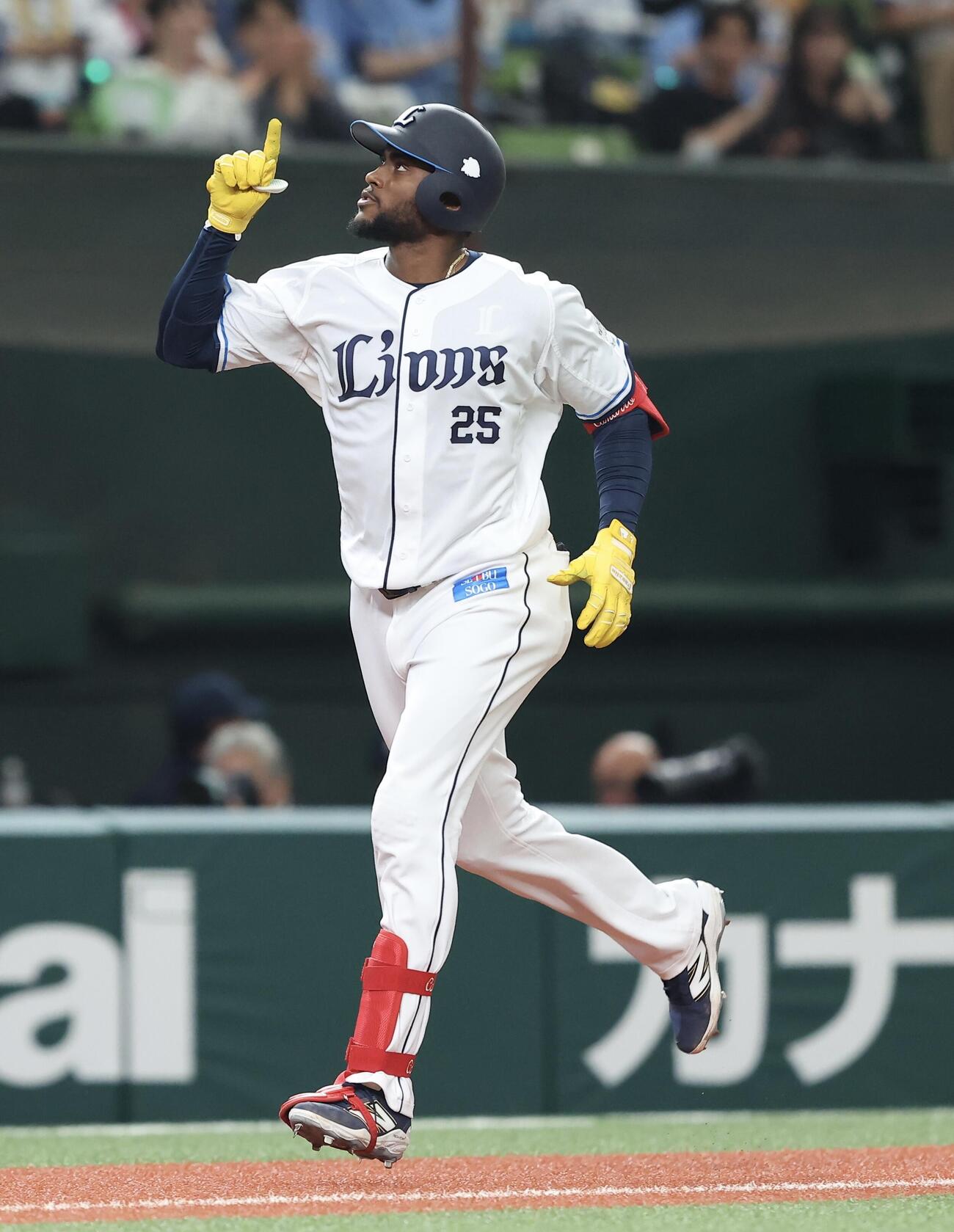 西武対オリックス　6回裏西武2死一塁、2点本塁打を放ちダイヤモンドを回るカナリオ（撮影・河田真司）