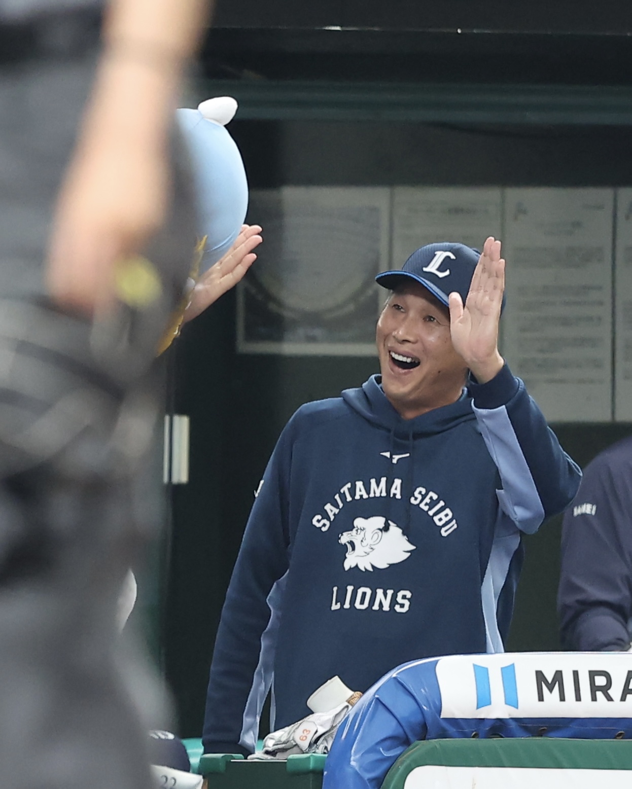 西武対オリックス　6回裏西武2死一塁、2点本塁打で生還するカナリオを迎える西口文也監督（撮影・河田真司）