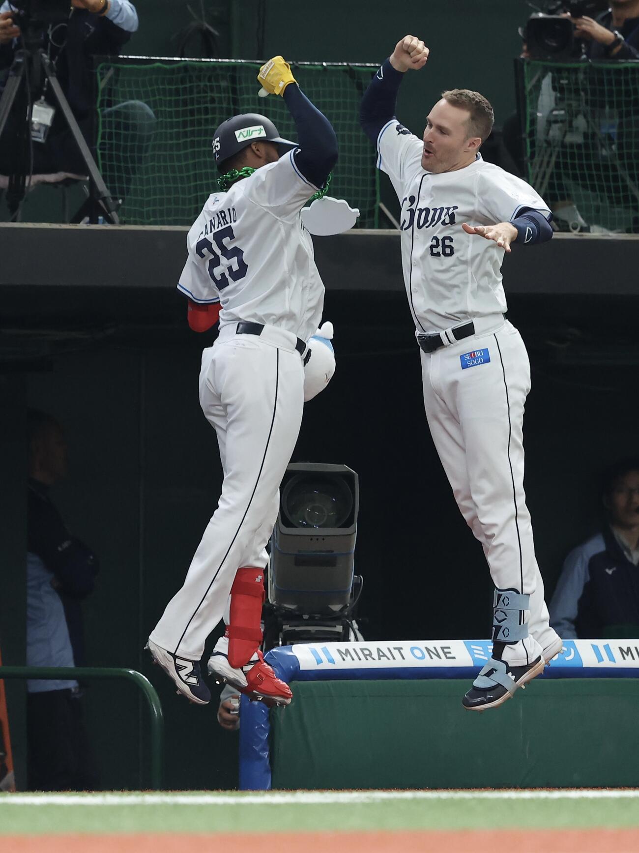 西武対オリックス　6回裏西武2死一塁、2点本塁打で生還するカナリオ（左）を迎えるネビン（撮影・河田真司）
