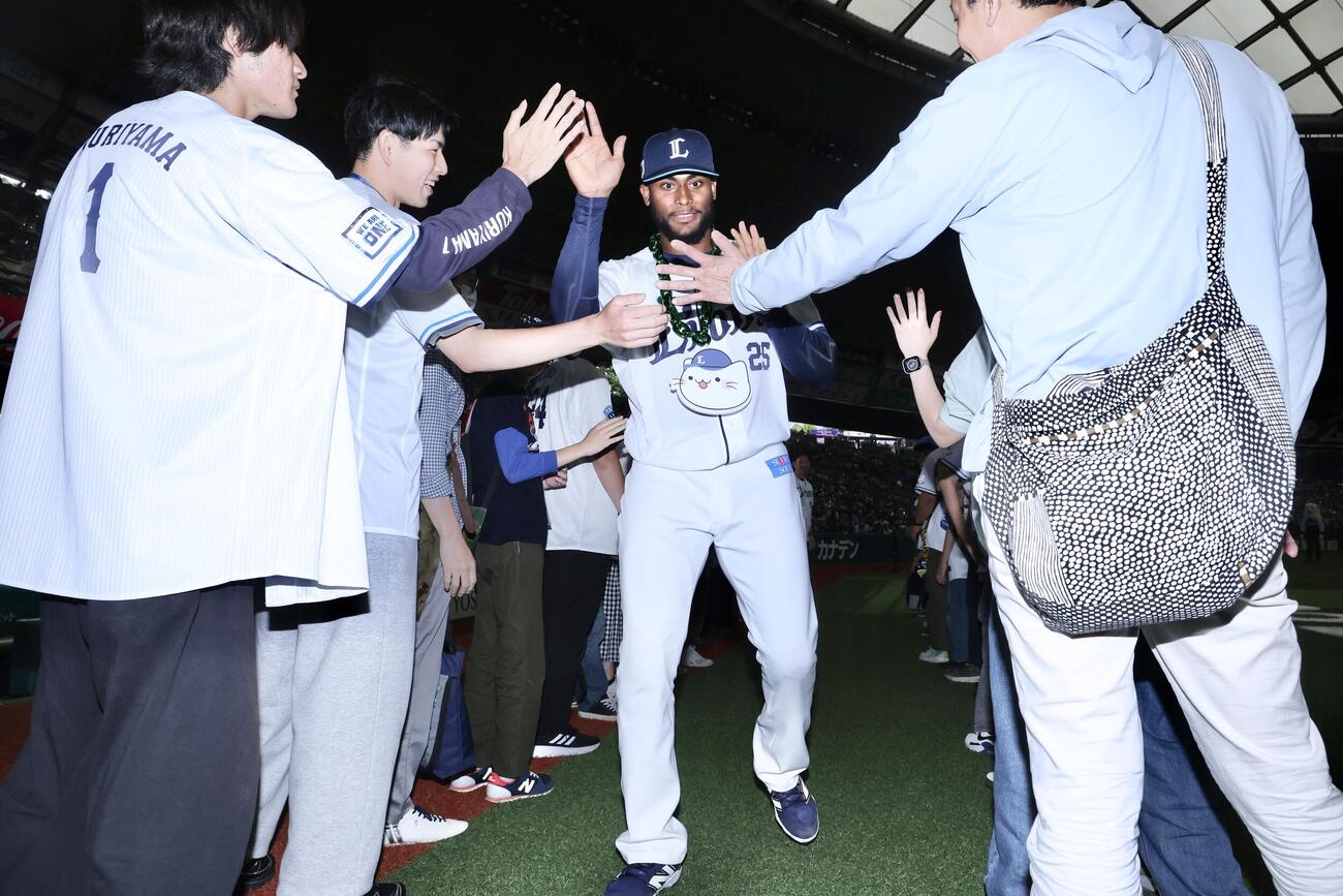西武対オリックス　オリックスに勝利し、ファンとタッチを交わすカナリオ（撮影・河田真司）