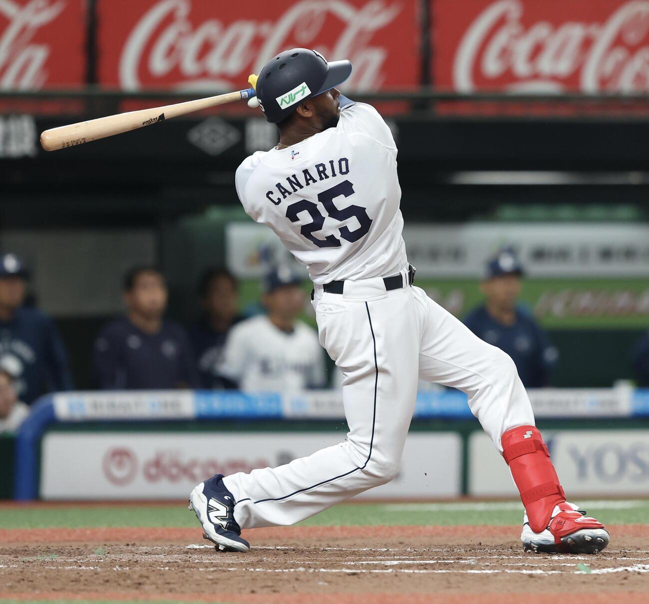 西武対オリックス　6回裏西武2死一塁、2点本塁打を放つカナリオ（撮影・河田真司）