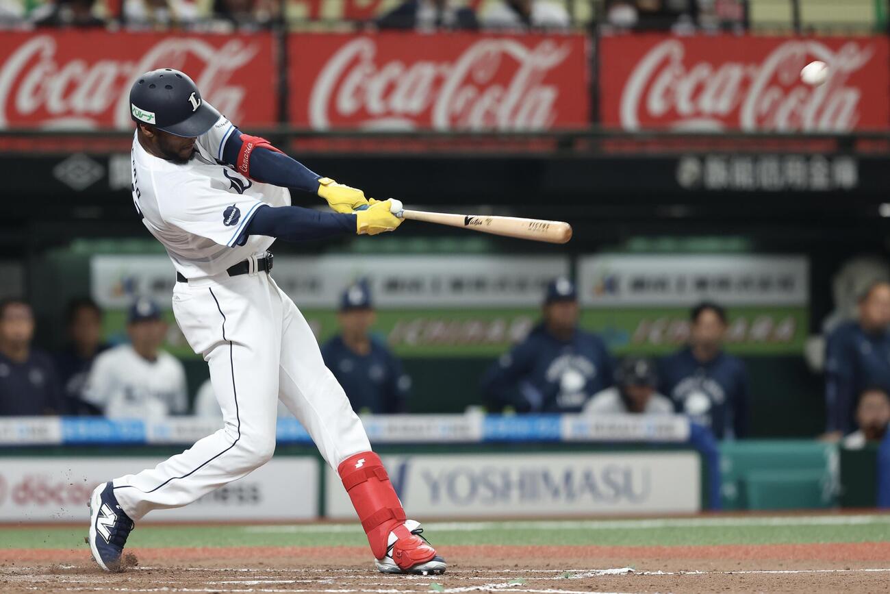 西武対オリックス　6回裏西武2死一塁、2点本塁打を放つカナリオ（撮影・河田真司）