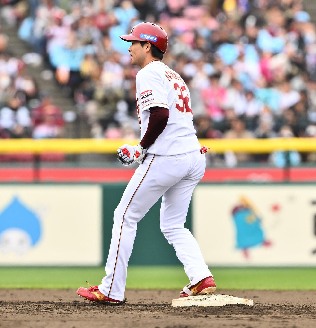 楽天対ロッテ　1回裏楽天2死一、三塁、中島大輔は適時二塁打を放ちポーズを決める（撮影・滝沢徹郎）　