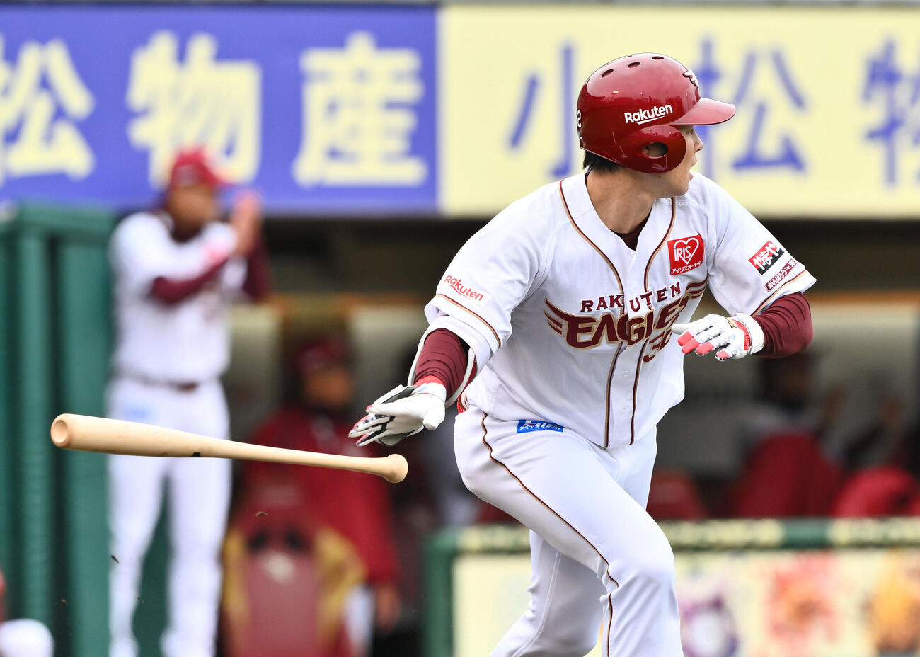 楽天対ロッテ　1回裏楽天2死一、三塁、中島大輔は適時二塁打を放つ（撮影・滝沢徹郎）　