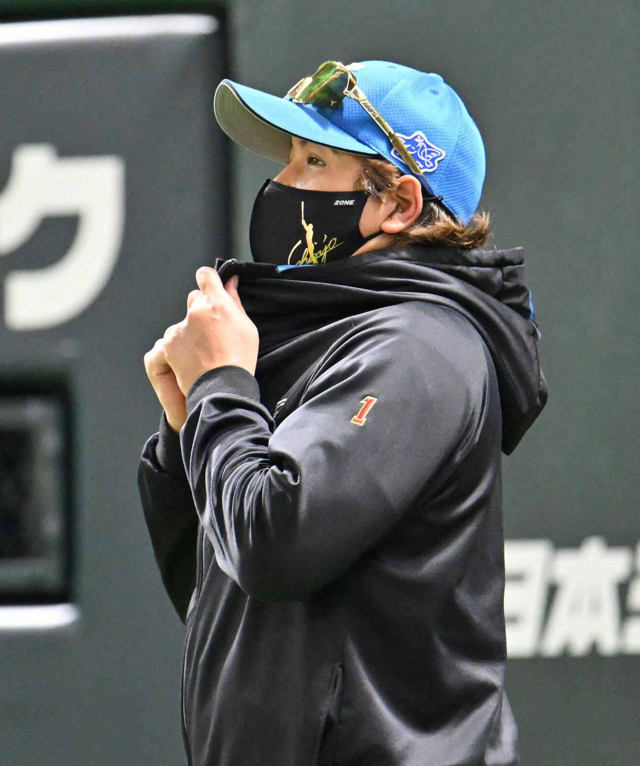 ソフトバンク対日本ハム　6回表終了後、選手交代を告げる新庄剛志監督（撮影・林敢治）＝2026年5月24日