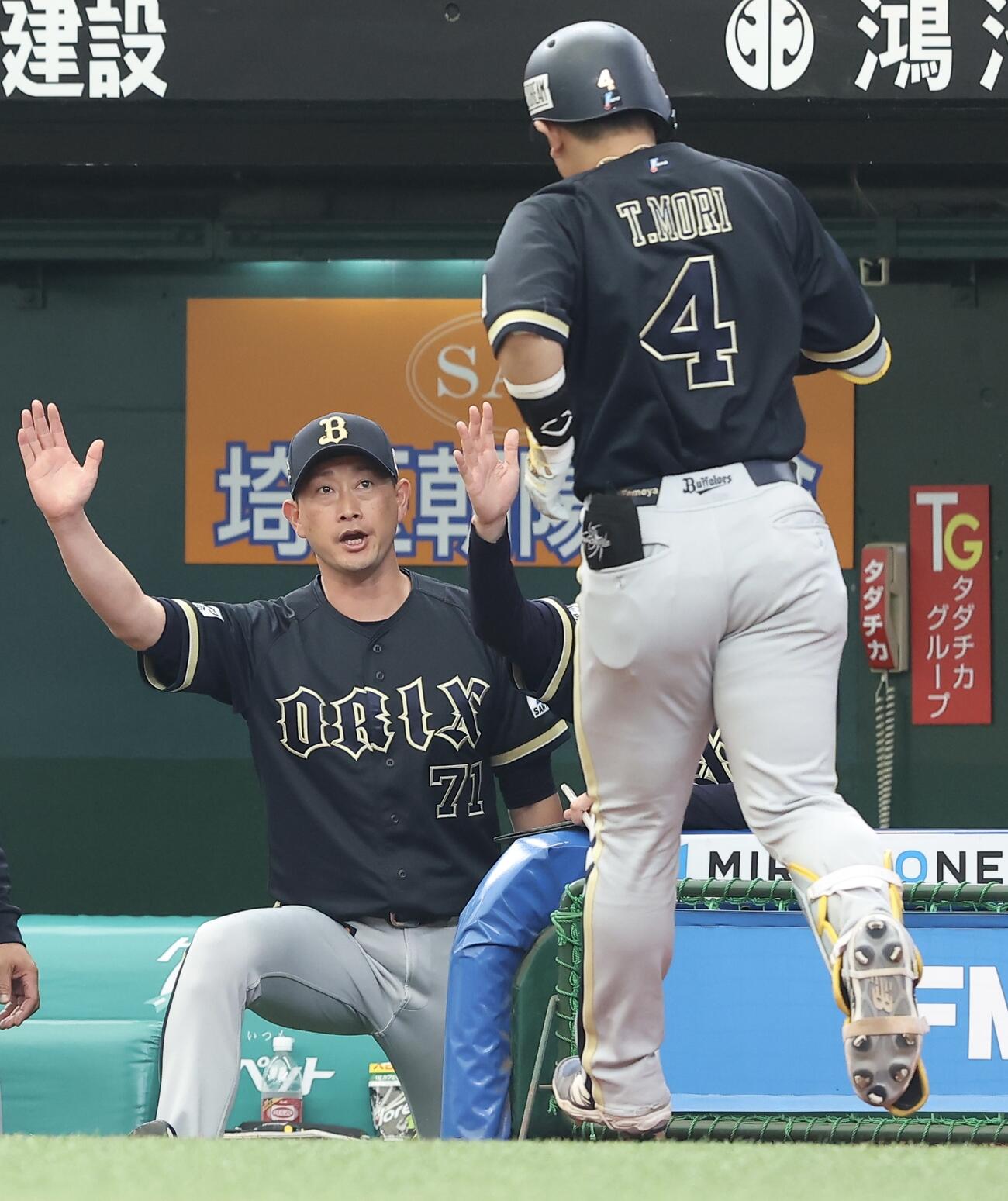 西武対オリックス　1回表オリックス2死、右越え先制ソロ本塁打で生還する森友哉（右）を迎える岸田護監督（撮影・河田真司）＝2026年5月24日