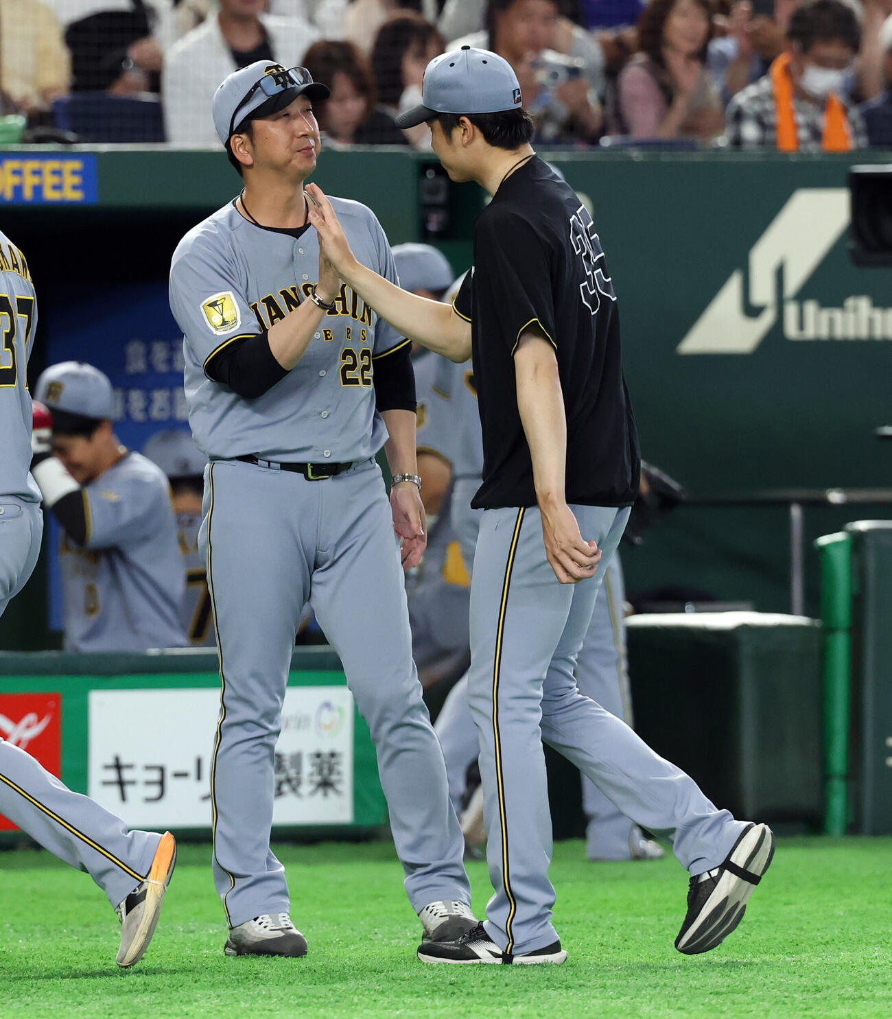 巨人対阪神　5連勝し、阪神才木浩人を笑顔で迎える藤川球児監督（撮影・浅見桂子）