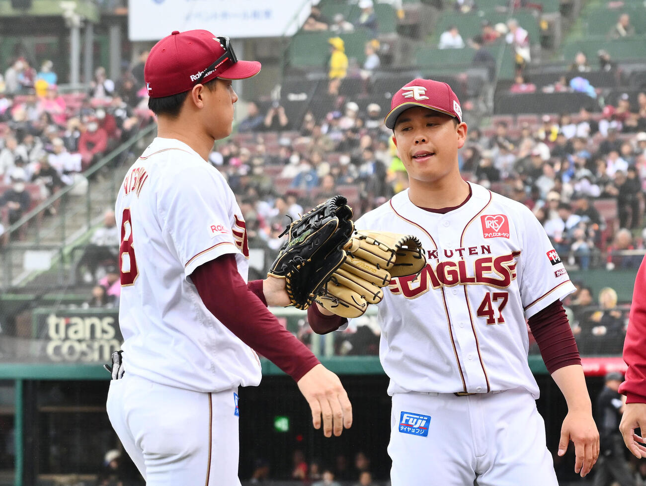 楽天対ロッテ　4回表楽天2死一塁、池田来翔の中飛を好捕した辰己涼介（左）とタッチを交わす藤井聖（撮影・滝沢徹郎）　