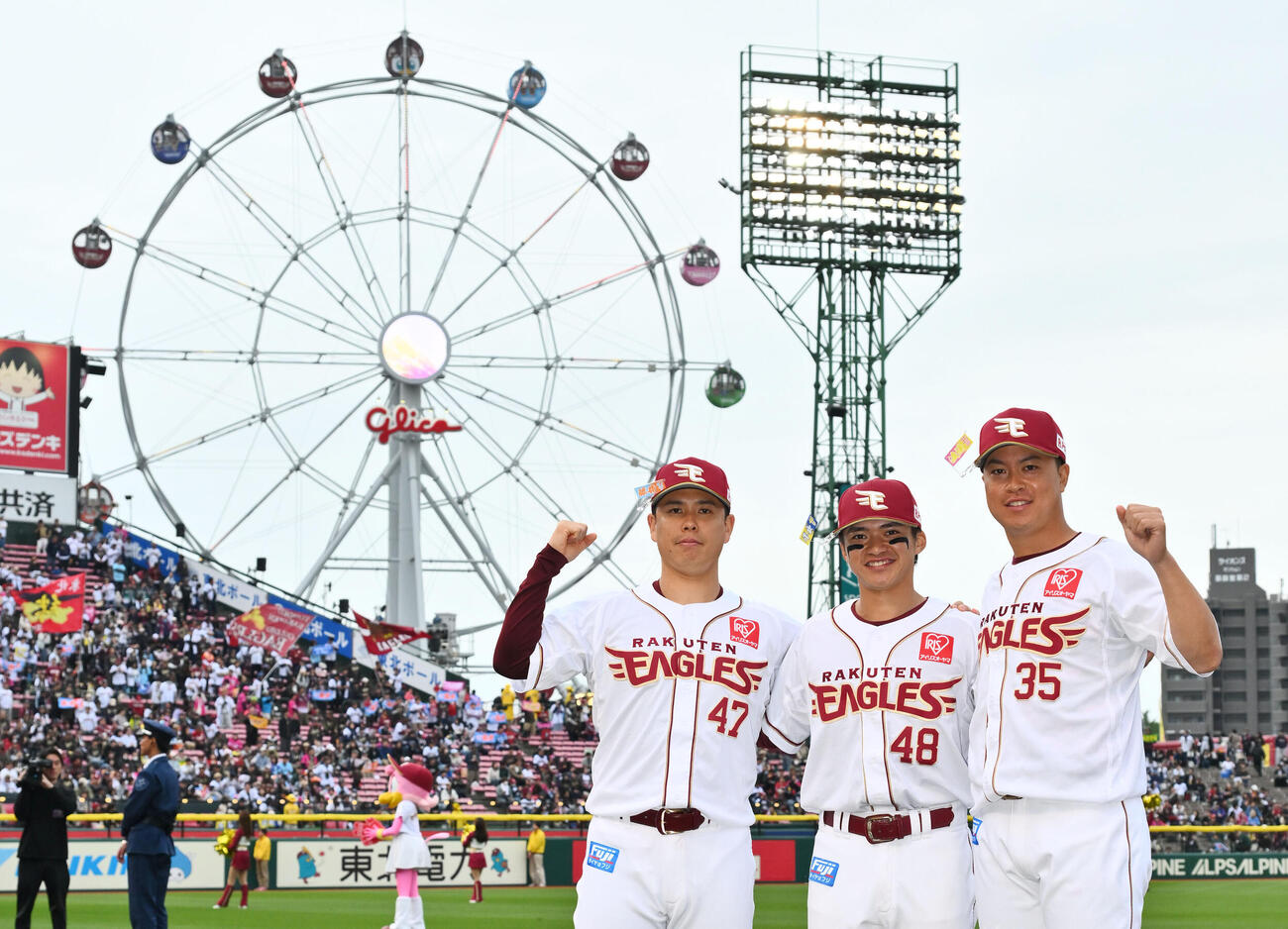 楽天対ロッテ　ヒーローインタビューを終え記念撮影する楽天の、左から藤井聖、平良竜哉、渡辺佳明（撮影・滝沢徹郎）　
