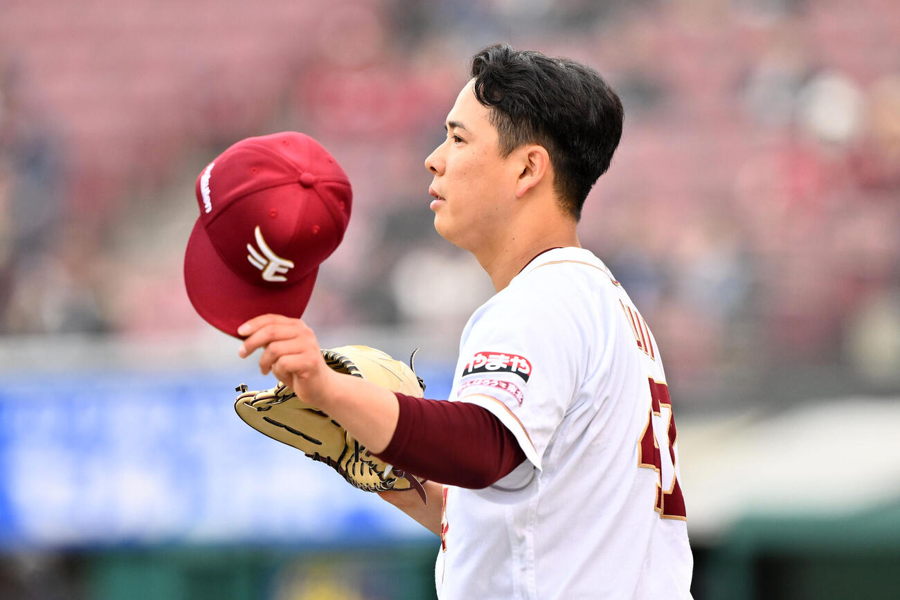 楽天対ロッテ　5回表を投げ終え野手を迎える楽天先発の藤井聖（撮影・滝沢徹郎）　