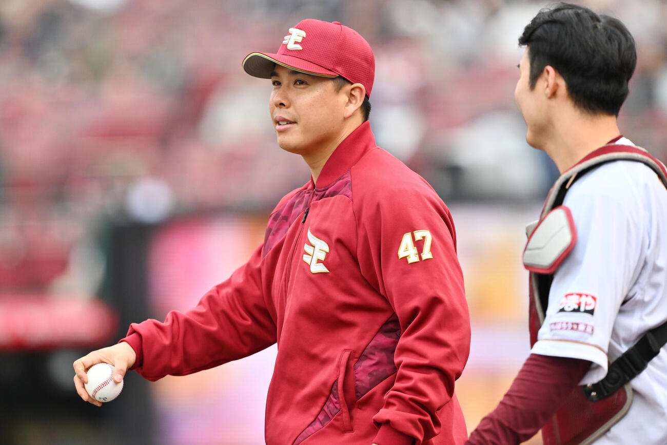 楽天対ロッテ　試合後、勝利投手の楽天藤井聖は記念球を手に笑顔を見せる。右は太田光（撮影・滝沢徹郎）　