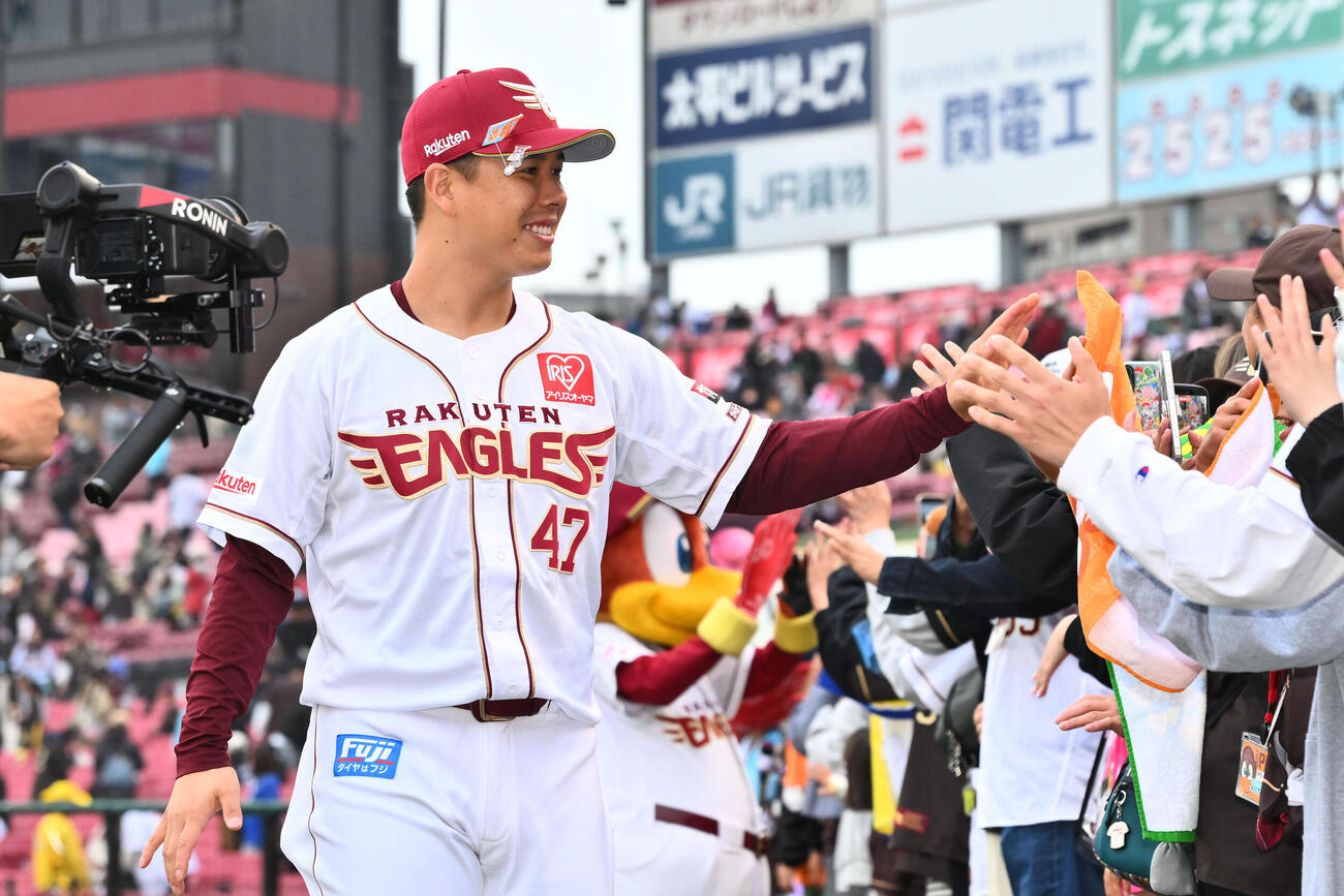 楽天対ロッテ　試合後、ファンとタッチを交わす楽天藤井聖（撮影・滝沢徹郎）　