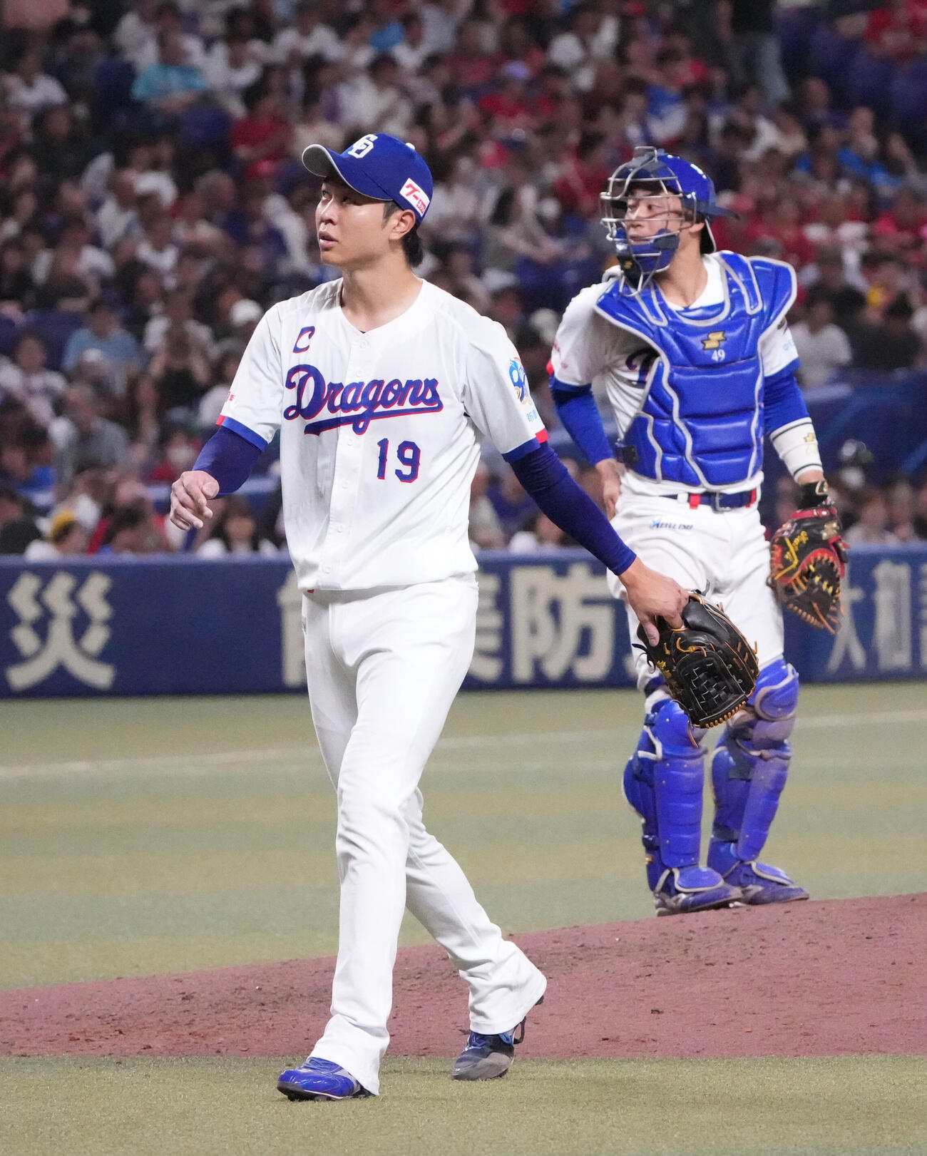 中日対広島　6回表広島2死二塁、高橋宏斗（左）はマウンドを降りる（撮影・森本幸一）＝2026年5月24日