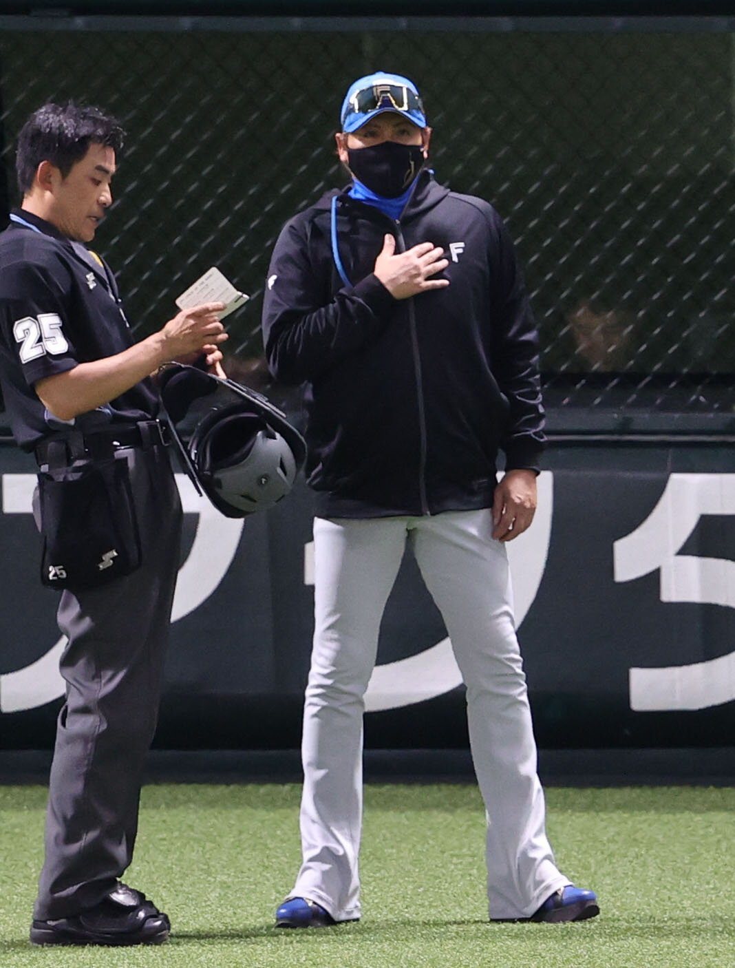 ソフトバンク対日本ハム　審判に選手交代を告げる日本ハム新庄剛志監督（撮影・梅根麻紀）