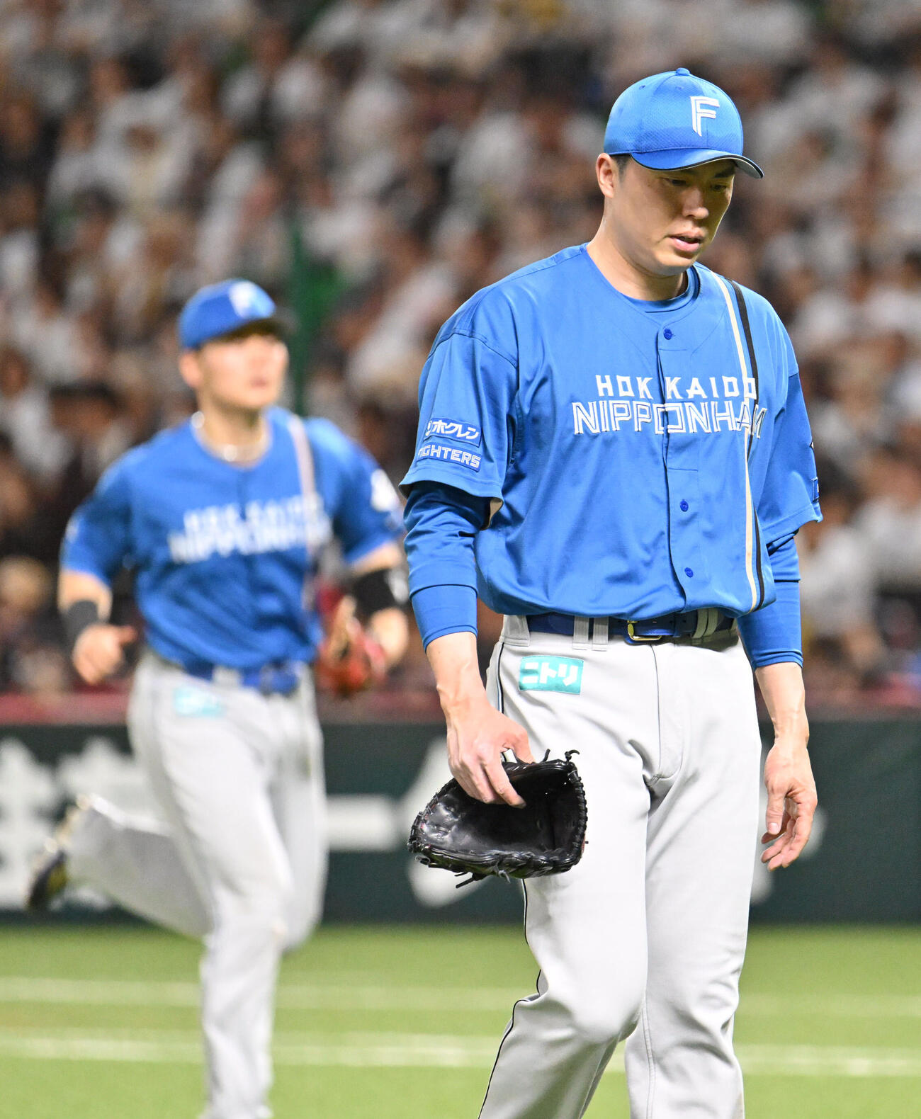 ソフトバンク対日本ハム　8回裏終了後、勝ち越しを許し厳しい表情でベンチに戻る田中正義（右）（撮影・林敢治）＝2026年5月24日