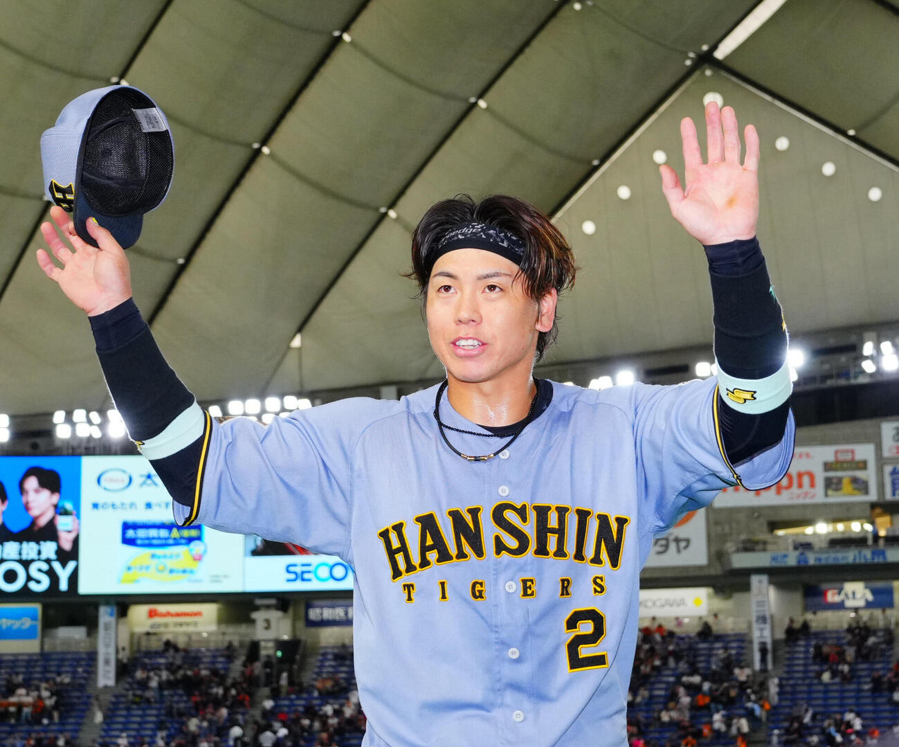 ファンの声援に応える阪神梅野隆太郎（2026年5月24日撮影）