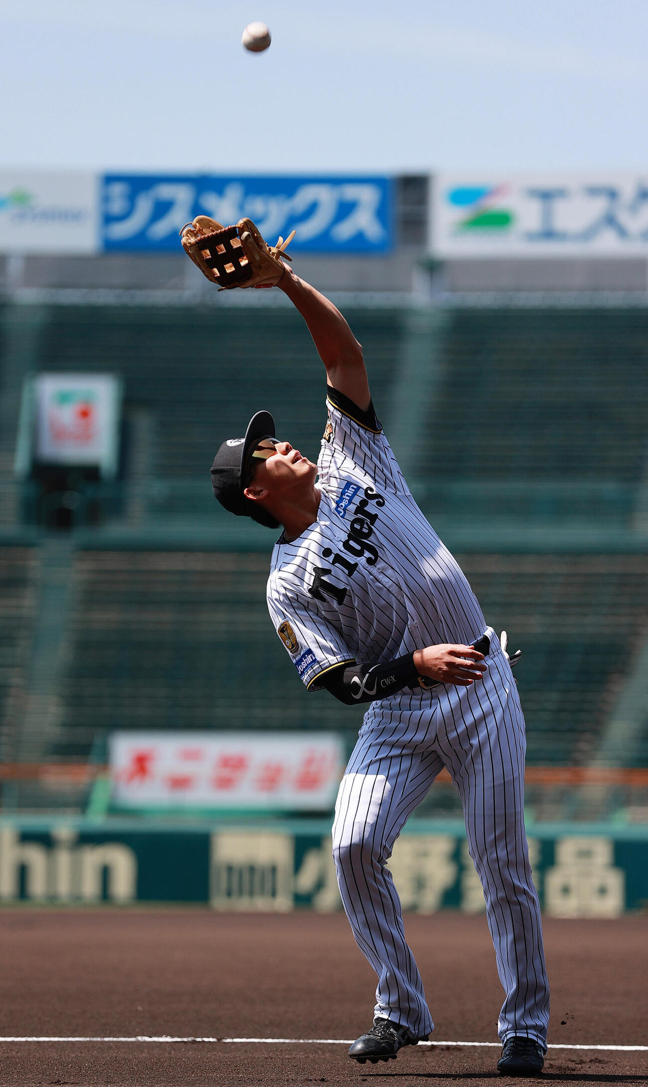 甲子園球場の三塁で飛球を捕る阪神立石正広（撮影・上山淳一）