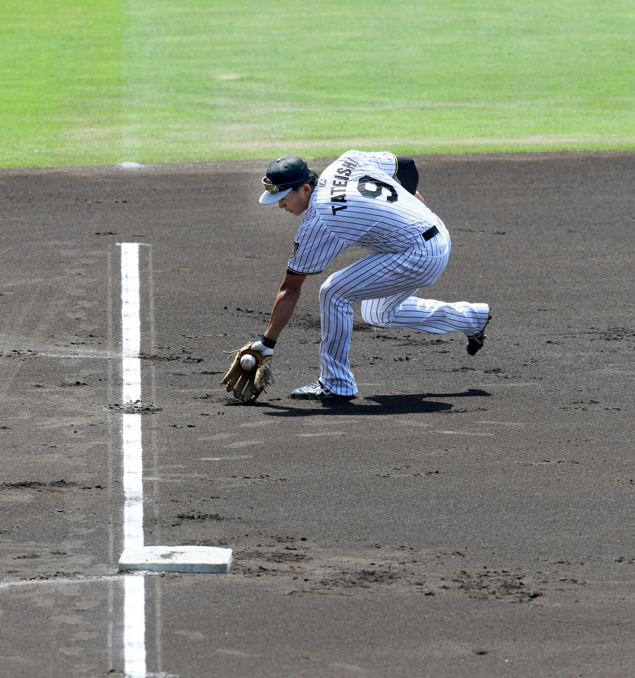 阪神立石正広は三塁に就いて守備練習を行った（撮影・加藤哉）