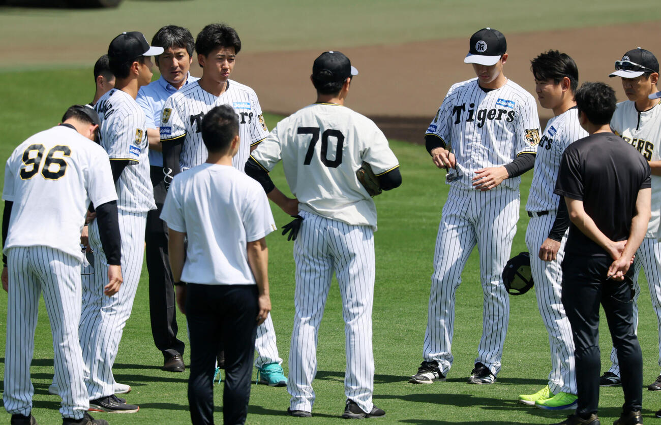 指名練習に参加した立石正広ら阪神野手陣（撮影・加藤哉）