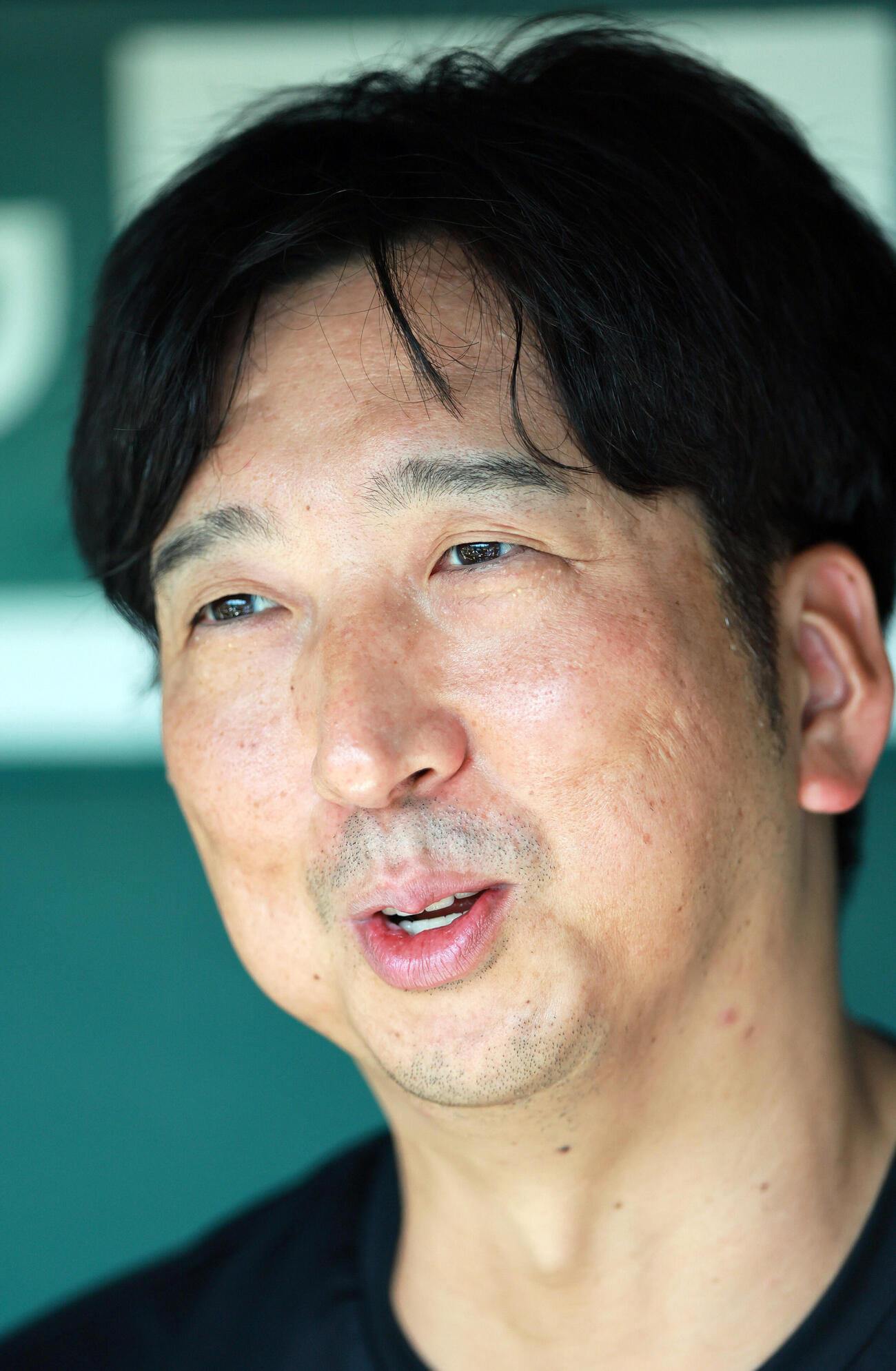 甲子園球場で報道陣に話す阪神藤川球児監督（撮影・上山淳一）
