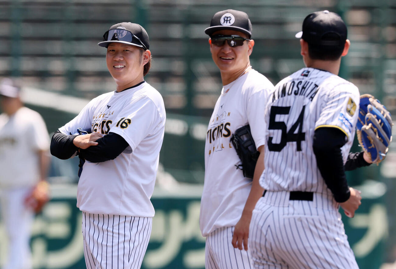投内連係プレーの練習を行う左から阪神西勇輝、大竹耕太郎、木下里都（撮影・加藤哉）