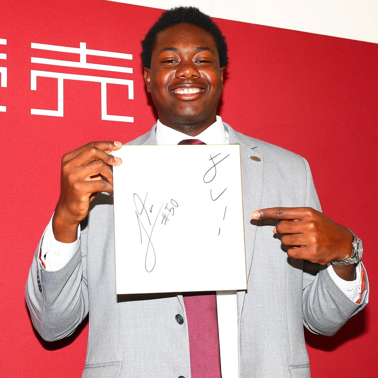 支配下登録会見で、色紙に好きな言葉「よし！」と記す巨人フリアン・ティマ（撮影・野上伸悟）＝2026年5月25日