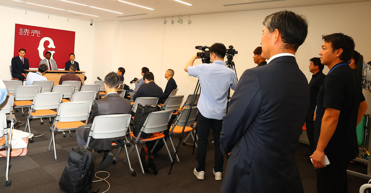 巨人フリアン・ティマの支配下登録会見で、編成本部参与の長野久義氏（右端）も飛び入り質問（撮影・野上伸悟）＝2026年5月25日