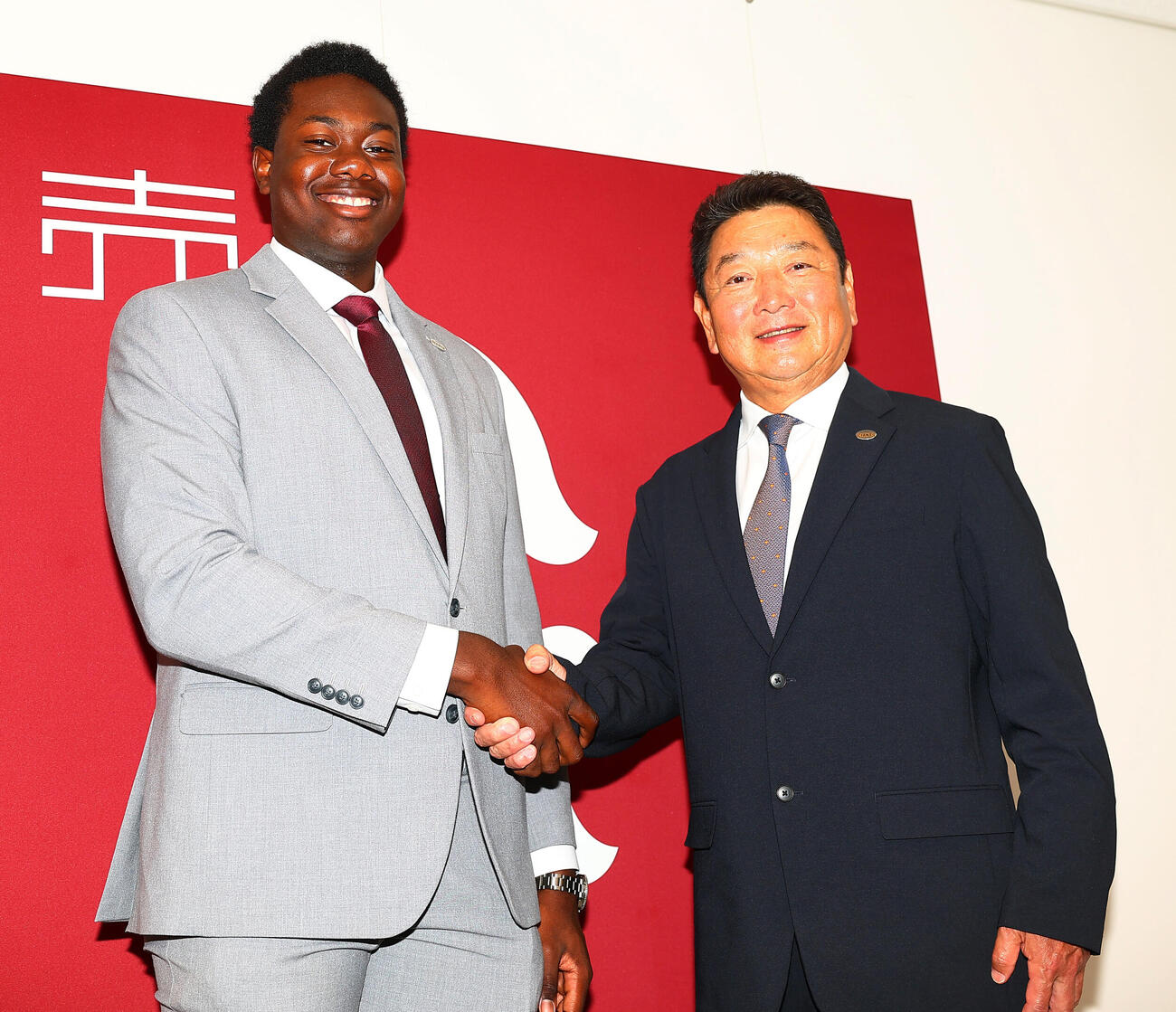 支配下登録され吉村禎章編成本部長（右）と握手する巨人フリアン・ティマ（撮影・野上伸悟）＝2026年5月25日