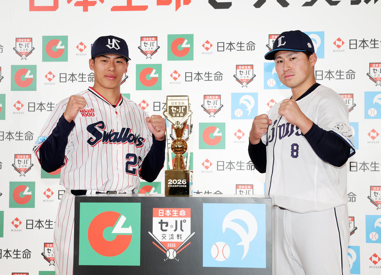 ファイティングポーズするヤクルト山野太一（左）と西武渡部聖弥（撮影・鈴木正人）