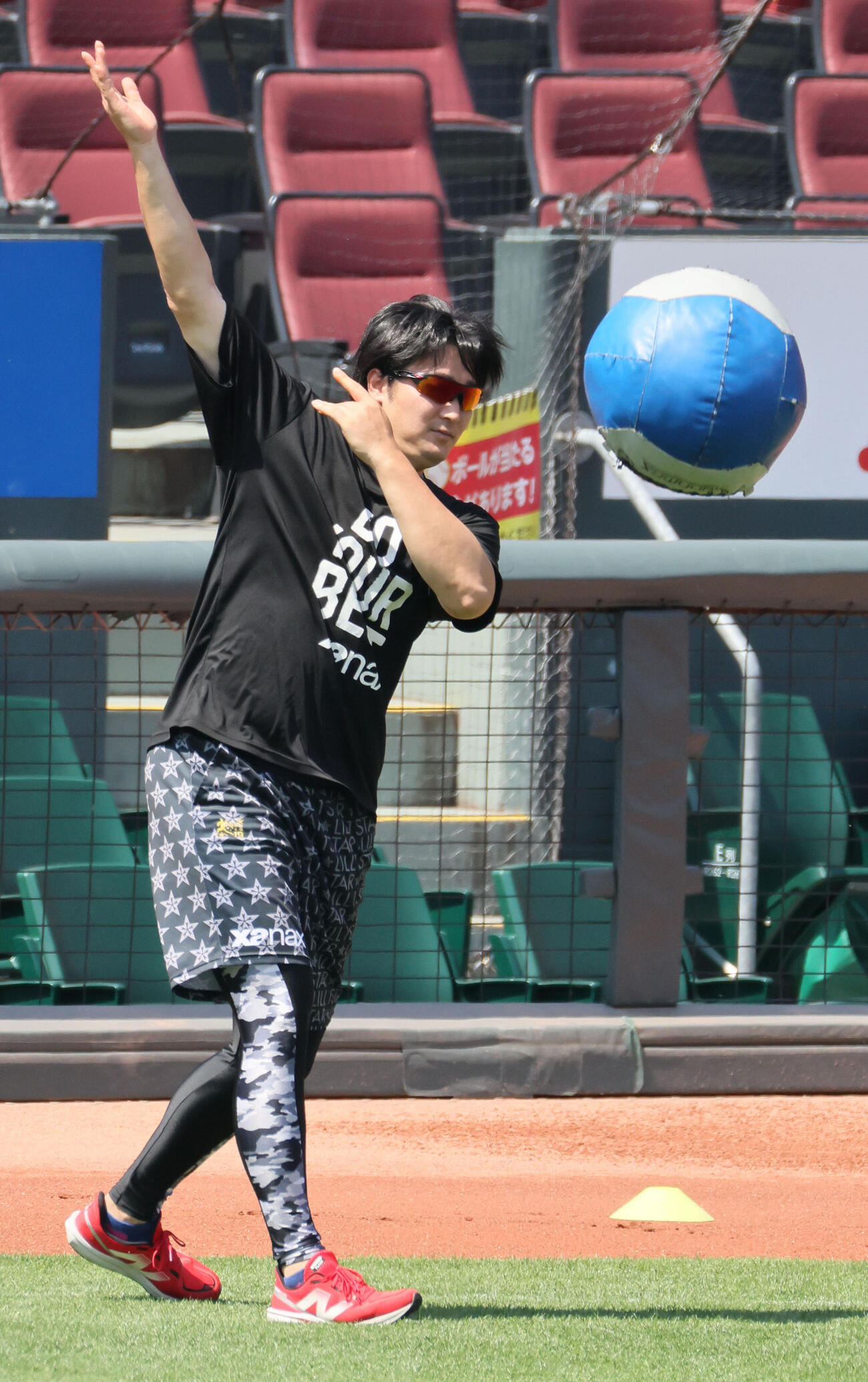 広島投手指名練習　メディシンボールで練習する床田寛樹（撮影・加藤孝規）