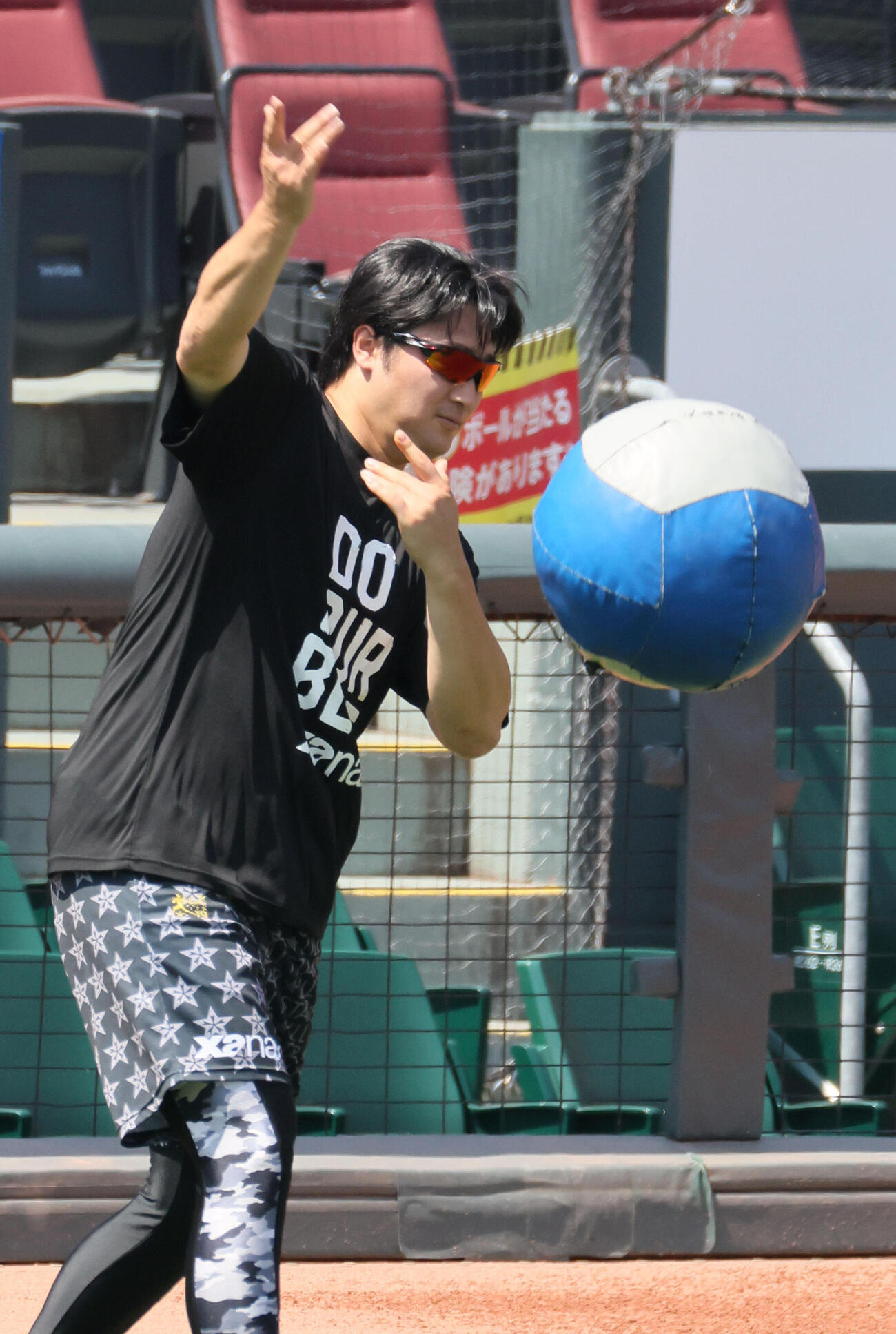 広島投手指名練習　メディシンボールで練習する床田寛樹（撮影・加藤孝規）