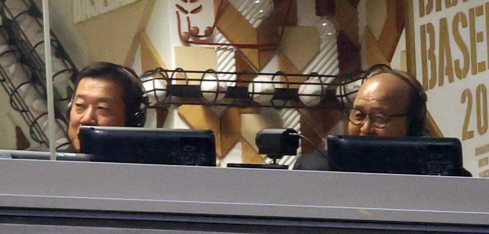 巨人対阪神　笑顔で解説する原辰徳氏（左）と岡田彰布氏（2026年5月22日撮影）